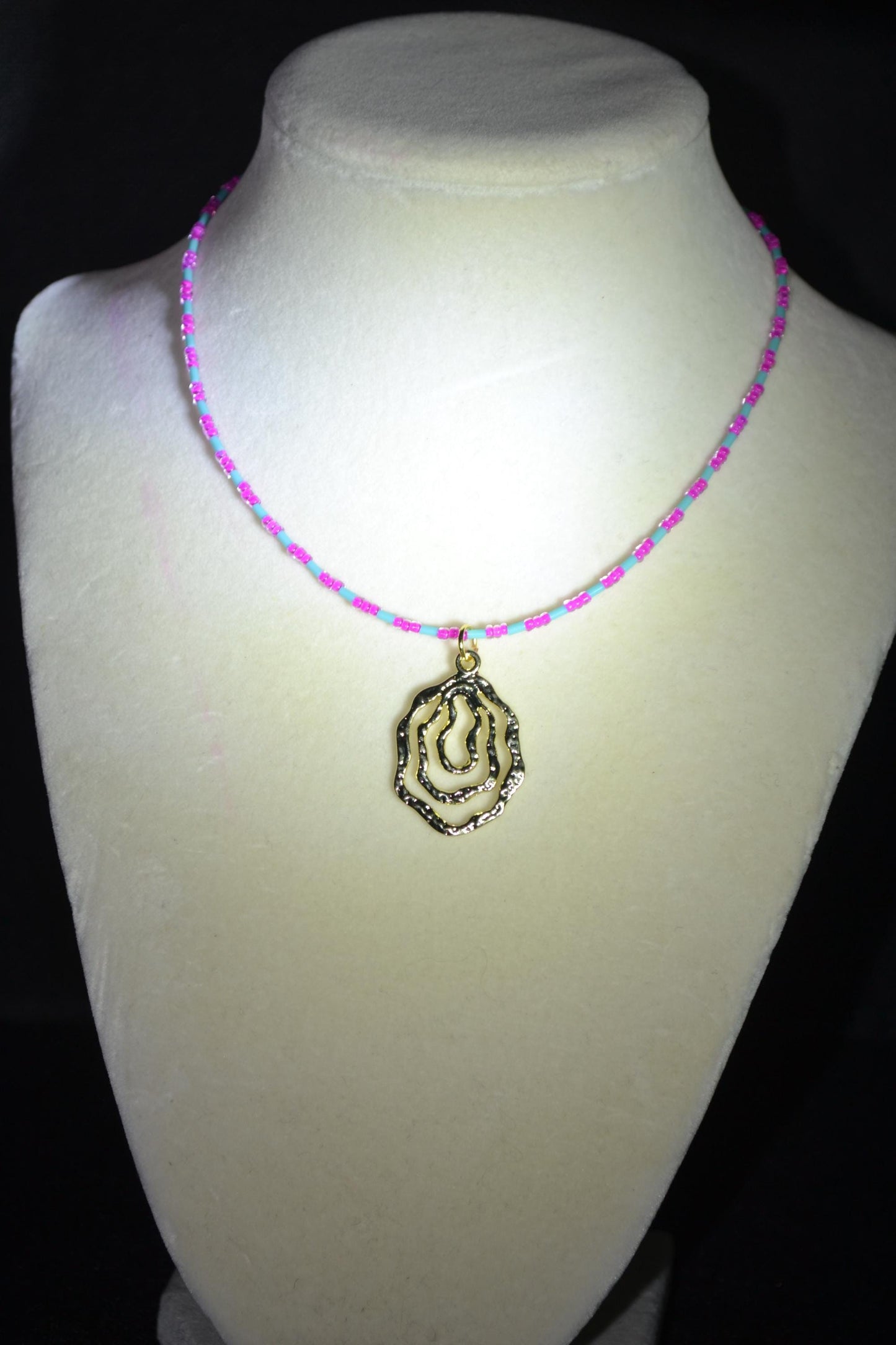 Hammered swirled pendant glass bead choker. Aqua and fuchsia