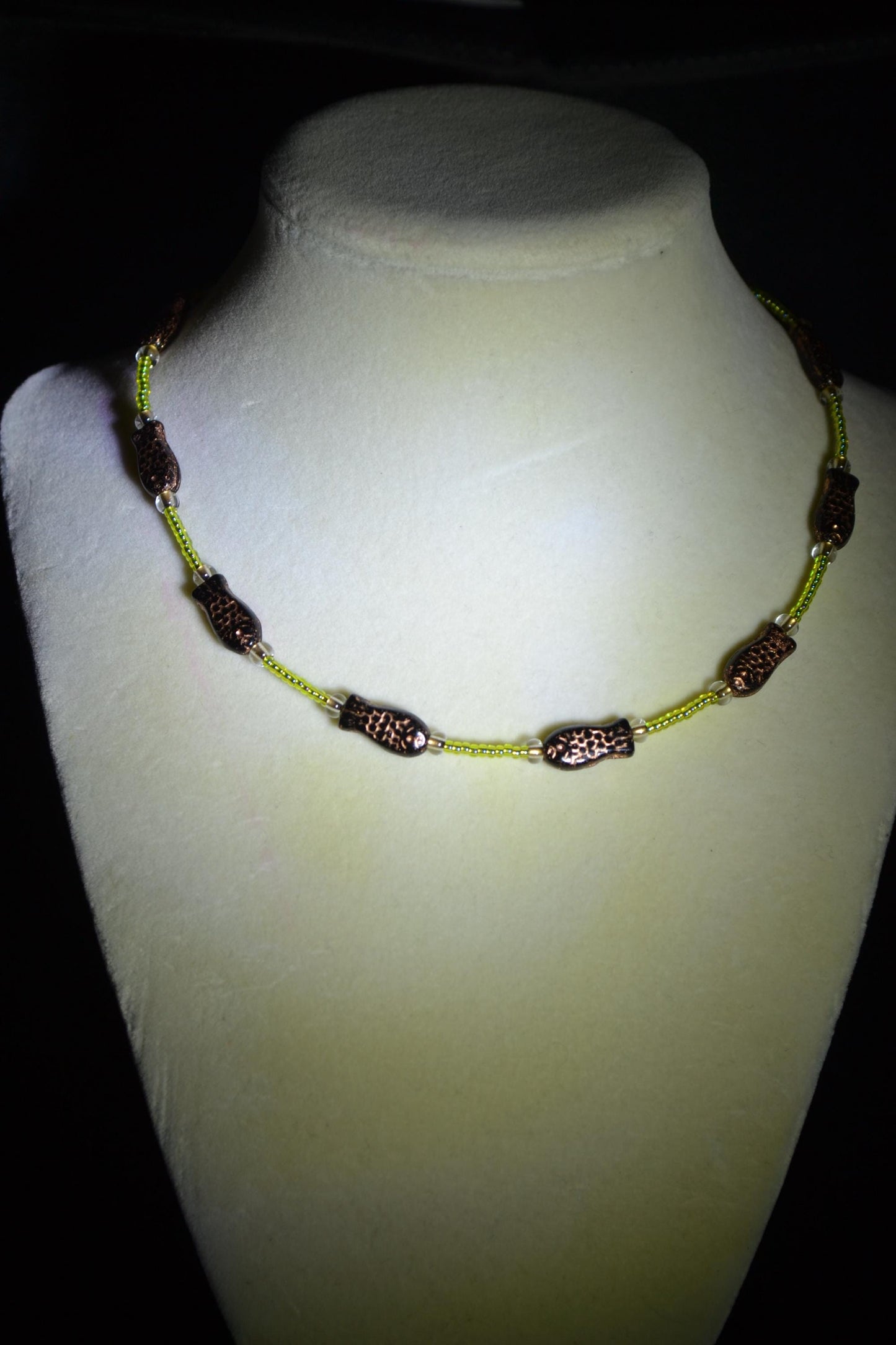 Multicolor glass bead fish choker. Green and copper