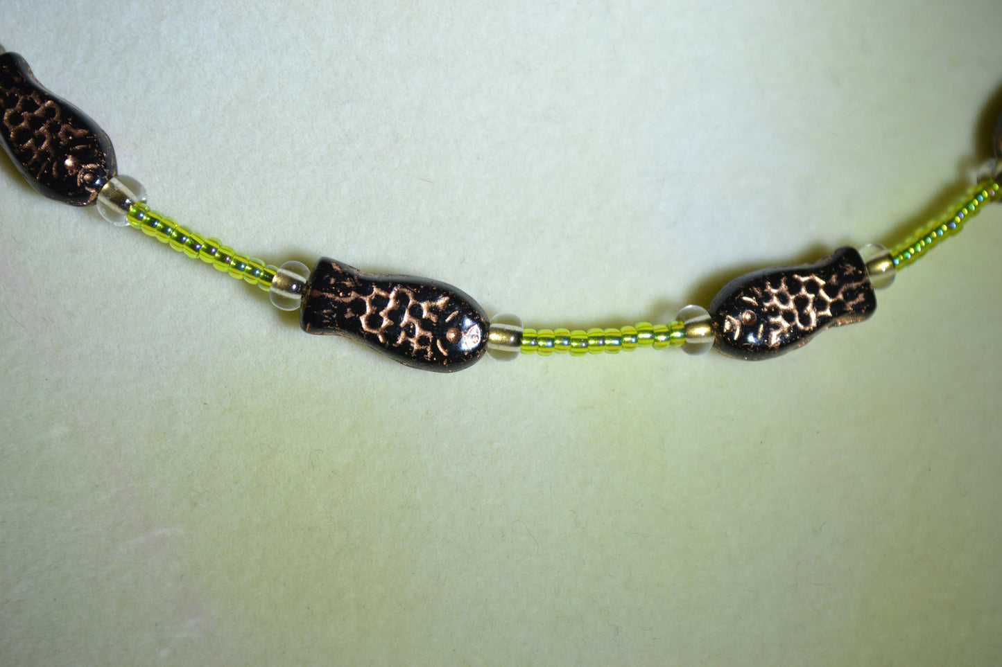 Multicolor glass bead fish choker. Green and copper