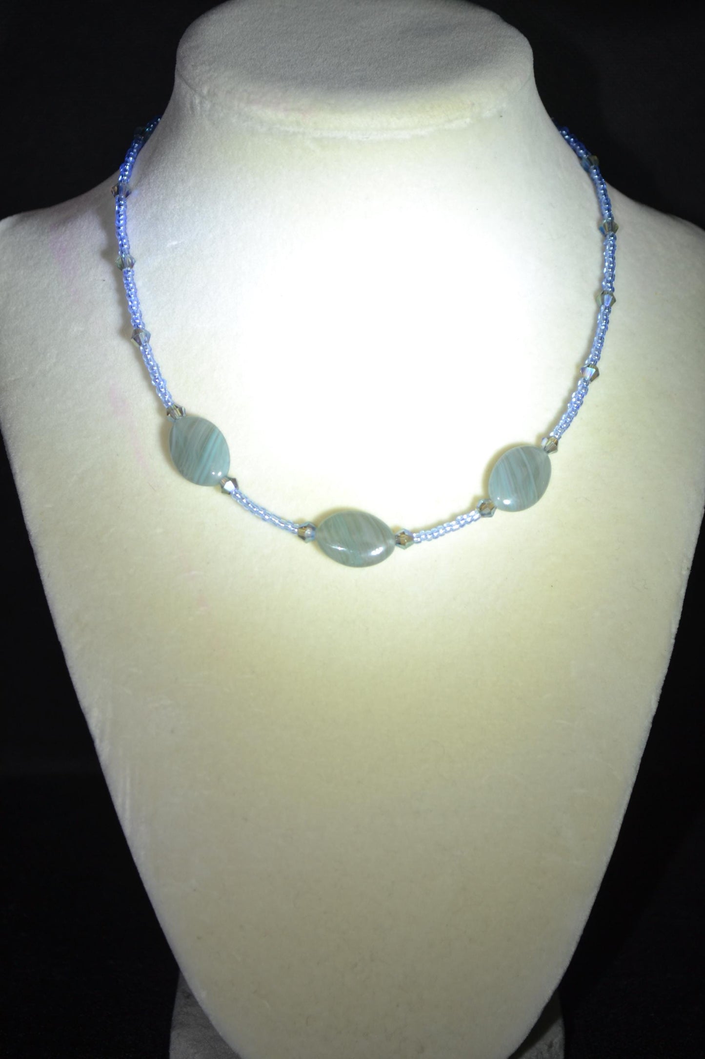 Multicolor glass bead choker. Mixed blues