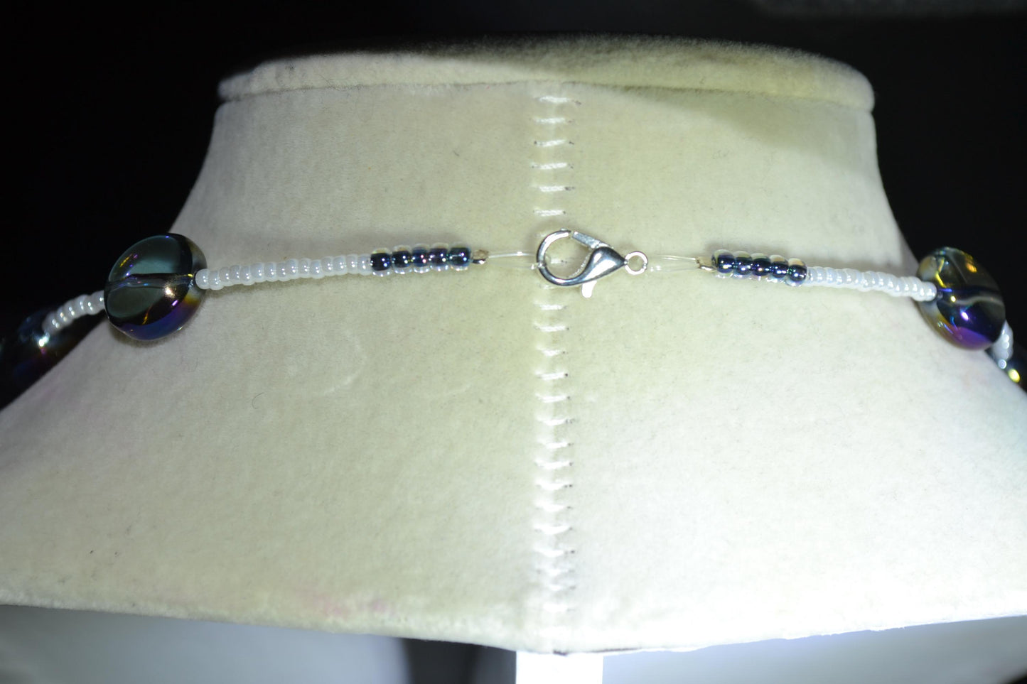 Multicolor glass bead choker. Pearl and iridescent