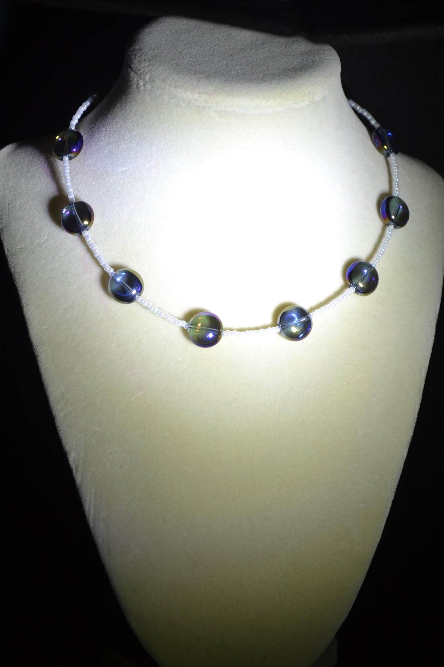 Multicolor glass bead choker. Pearl and iridescent