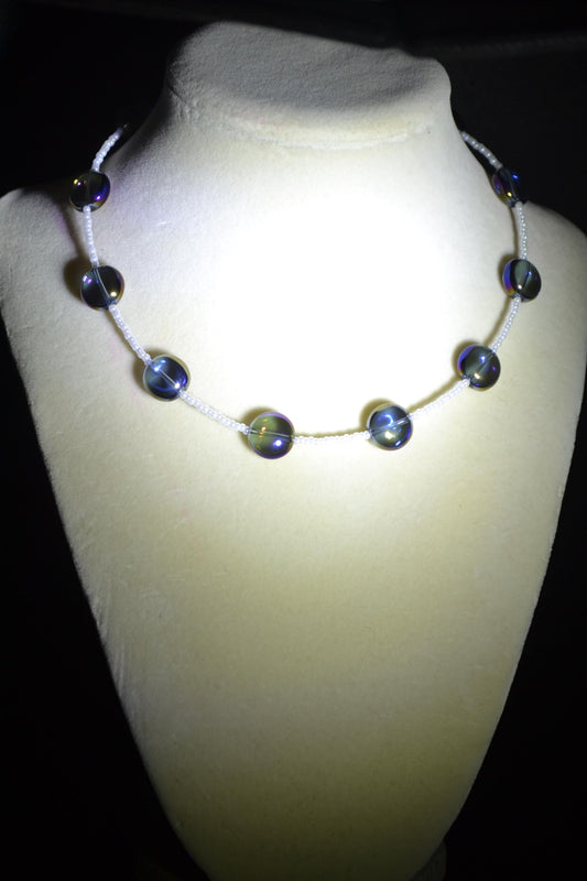 Multicolor glass bead choker. Pearl and iridescent