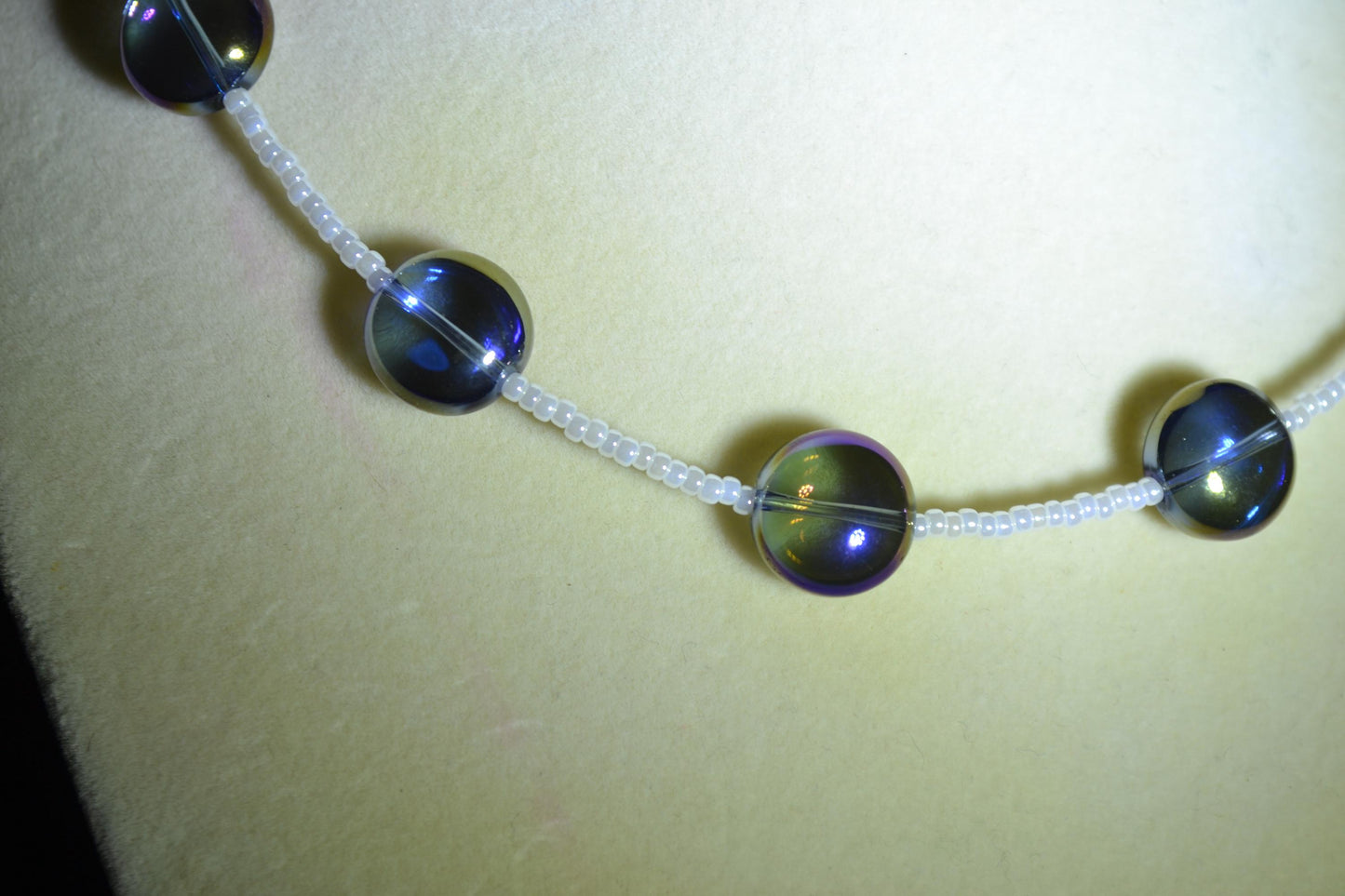 Multicolor glass bead choker. Pearl and iridescent