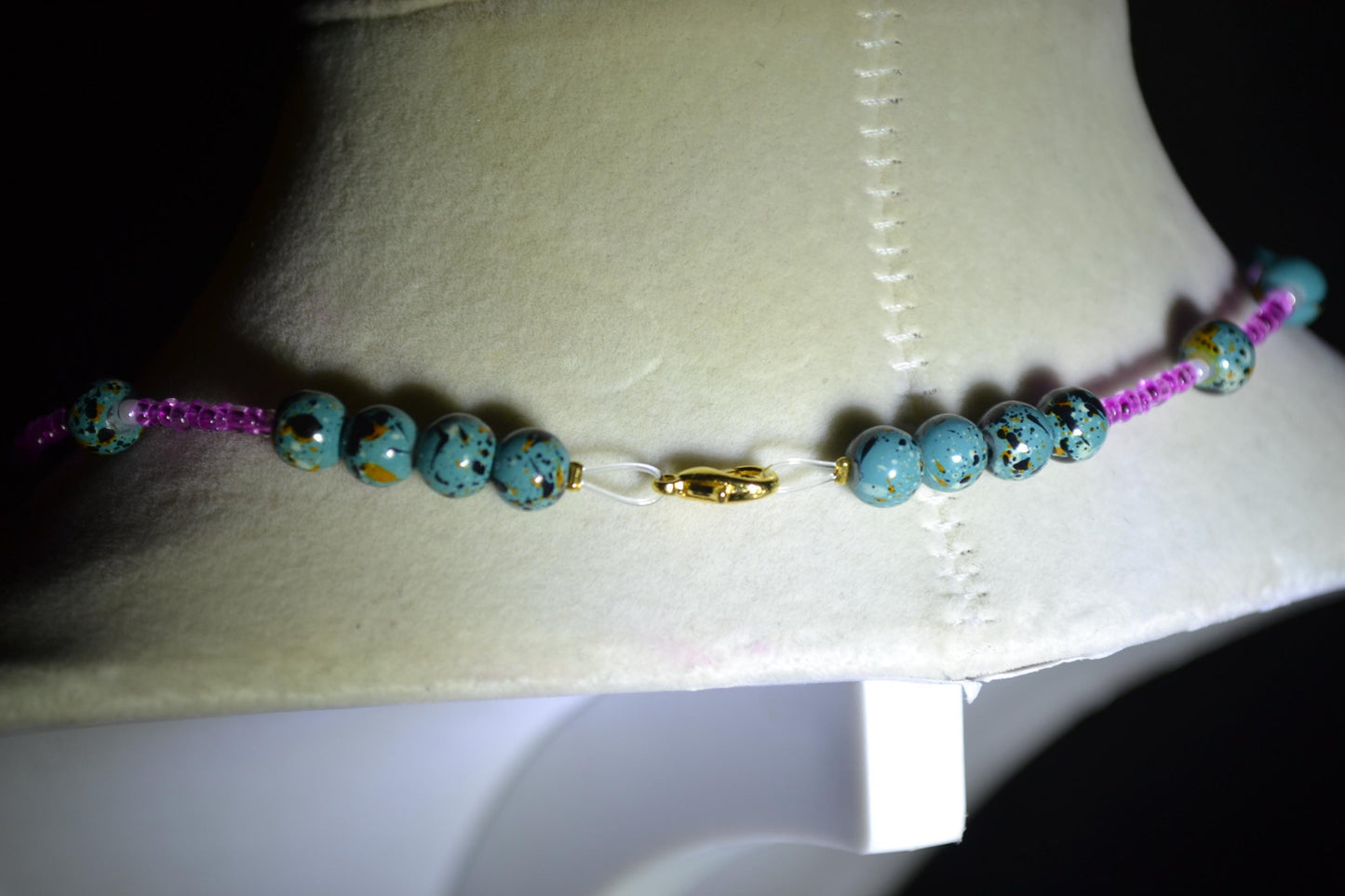 Multicolor glass bead choker. Turquoise and fuchsia