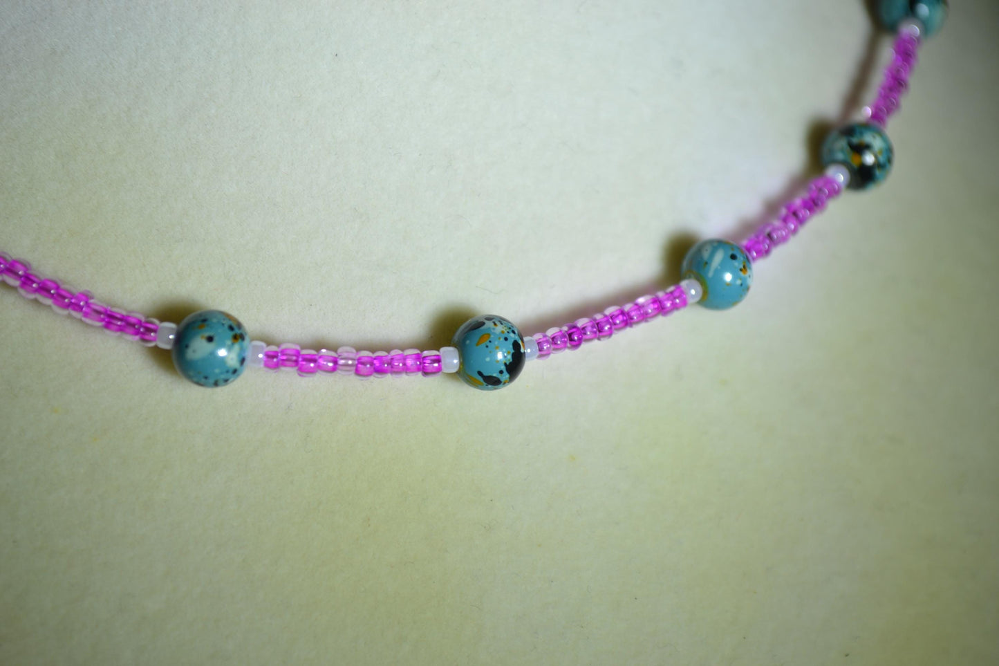 Multicolor glass bead choker. Turquoise and fuchsia
