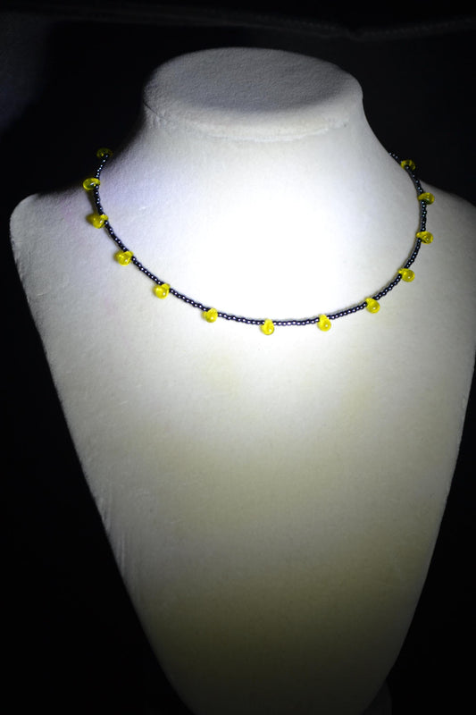 Multicolor glass bead choker. Gunmetal and yellow