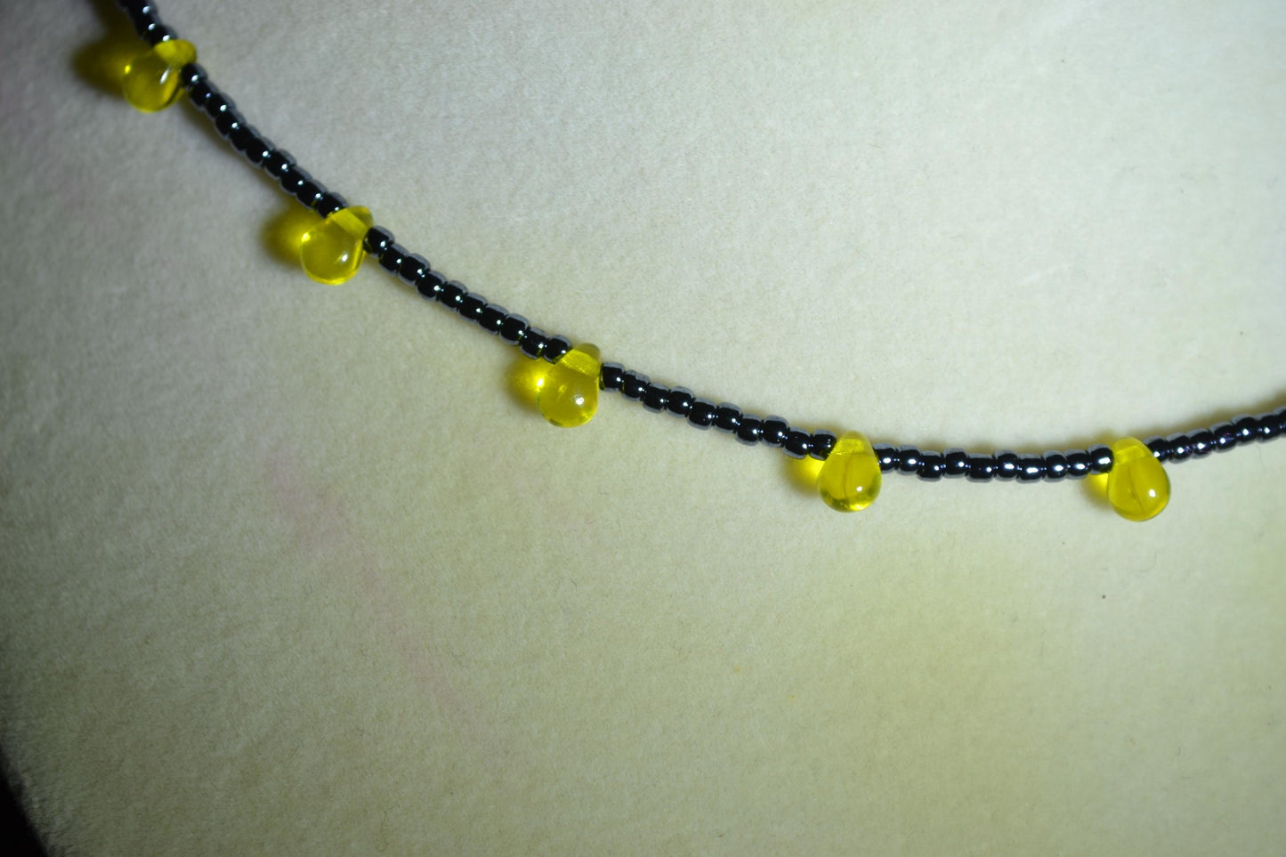 Multicolor glass bead choker. Gunmetal and yellow