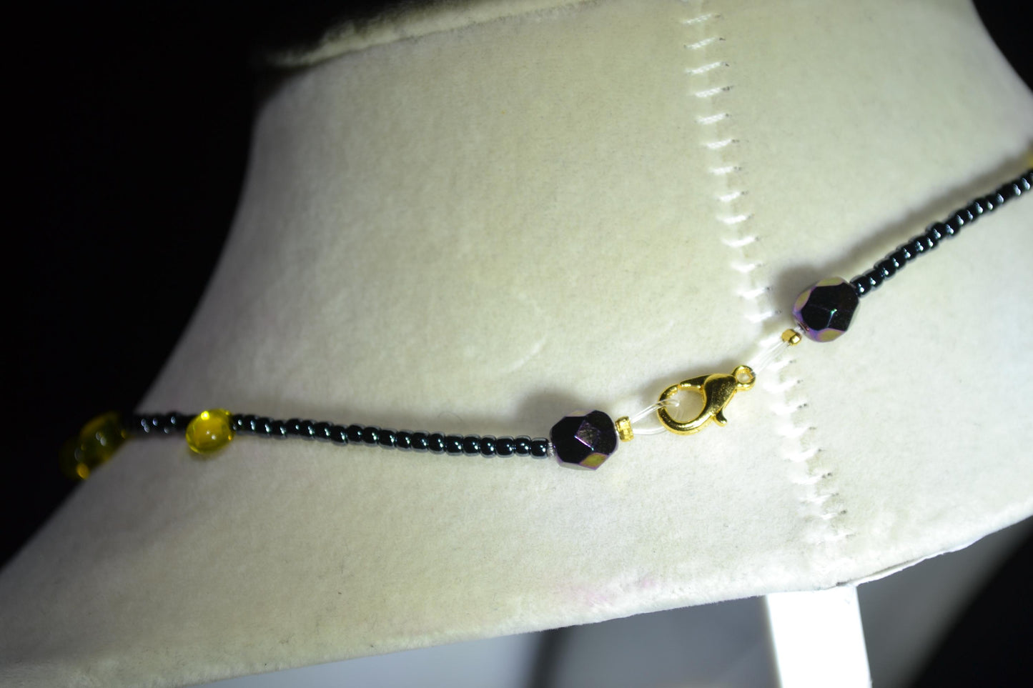Multicolor glass bead choker. Gunmetal and yellow