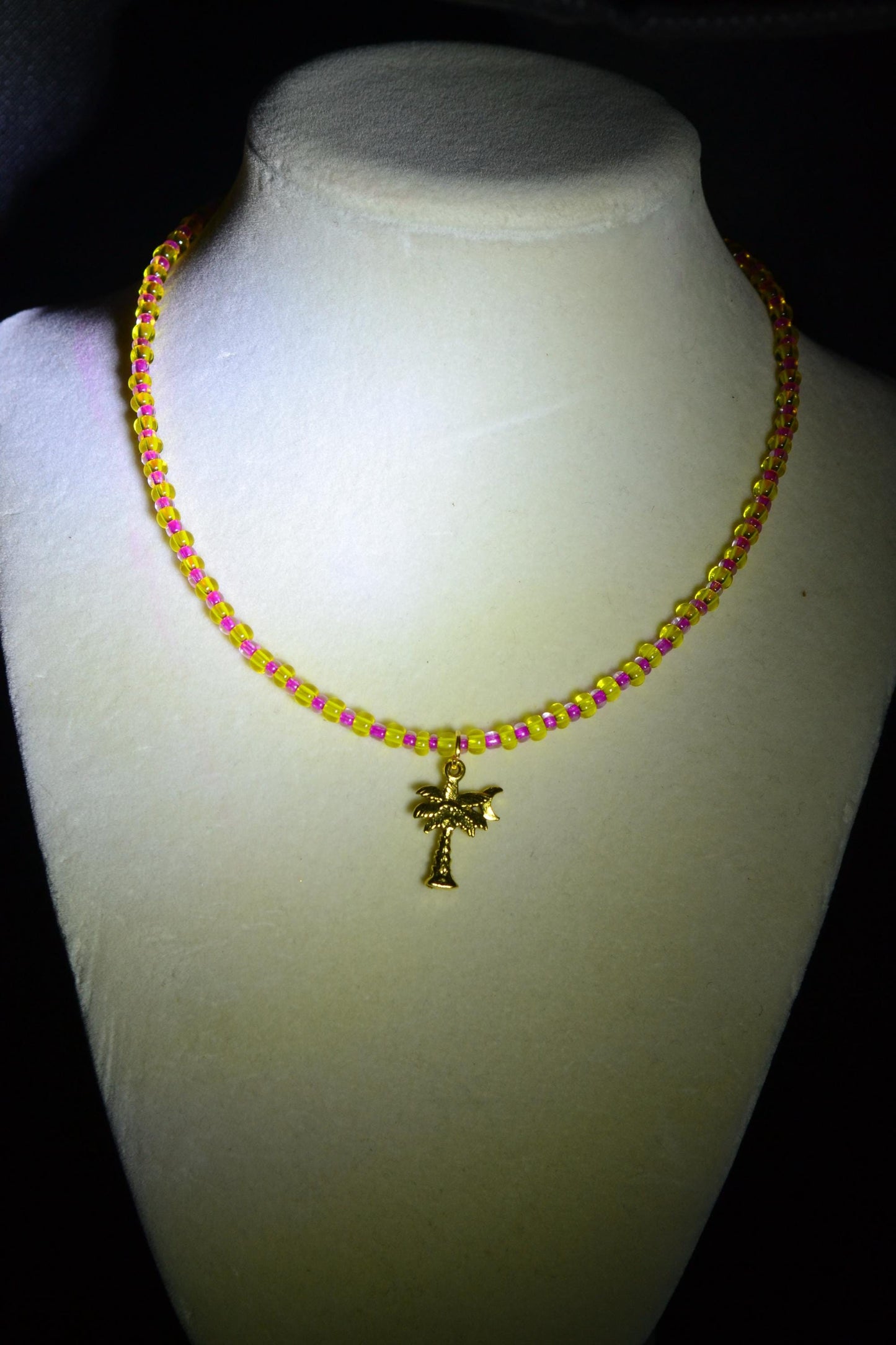 Palm tree pendant glass bead choker. Pink and yellow
