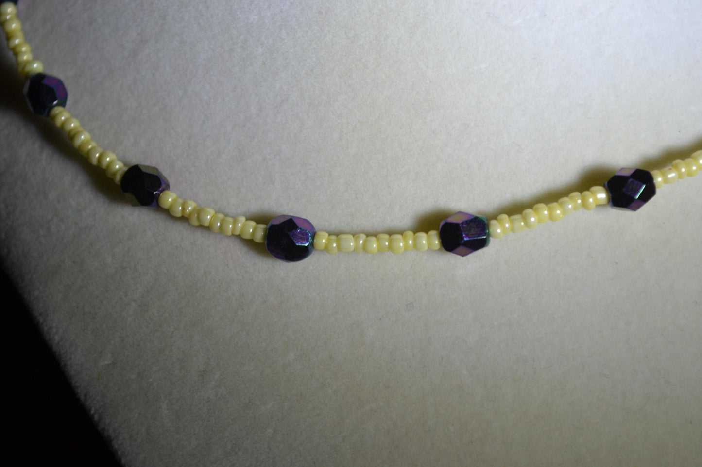 Multicolor glass bead choker. Yellow and metallic black