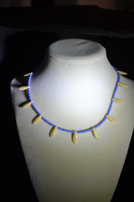 Multicolor glass bead choker. Beige and periwinkle