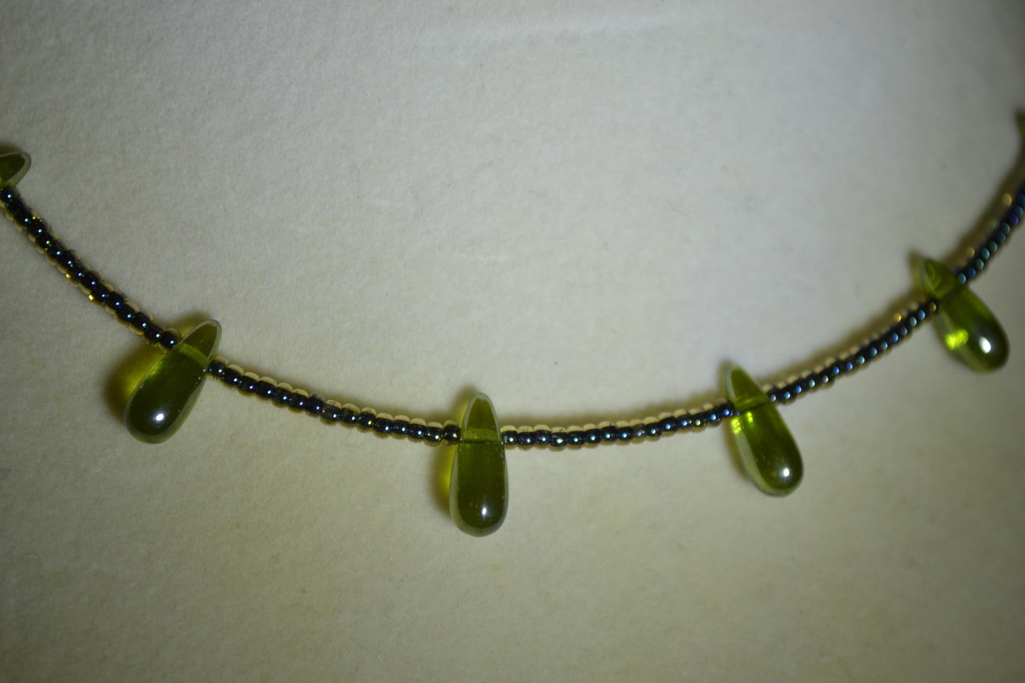 Multicolor glass bead choker. Black and forest green
