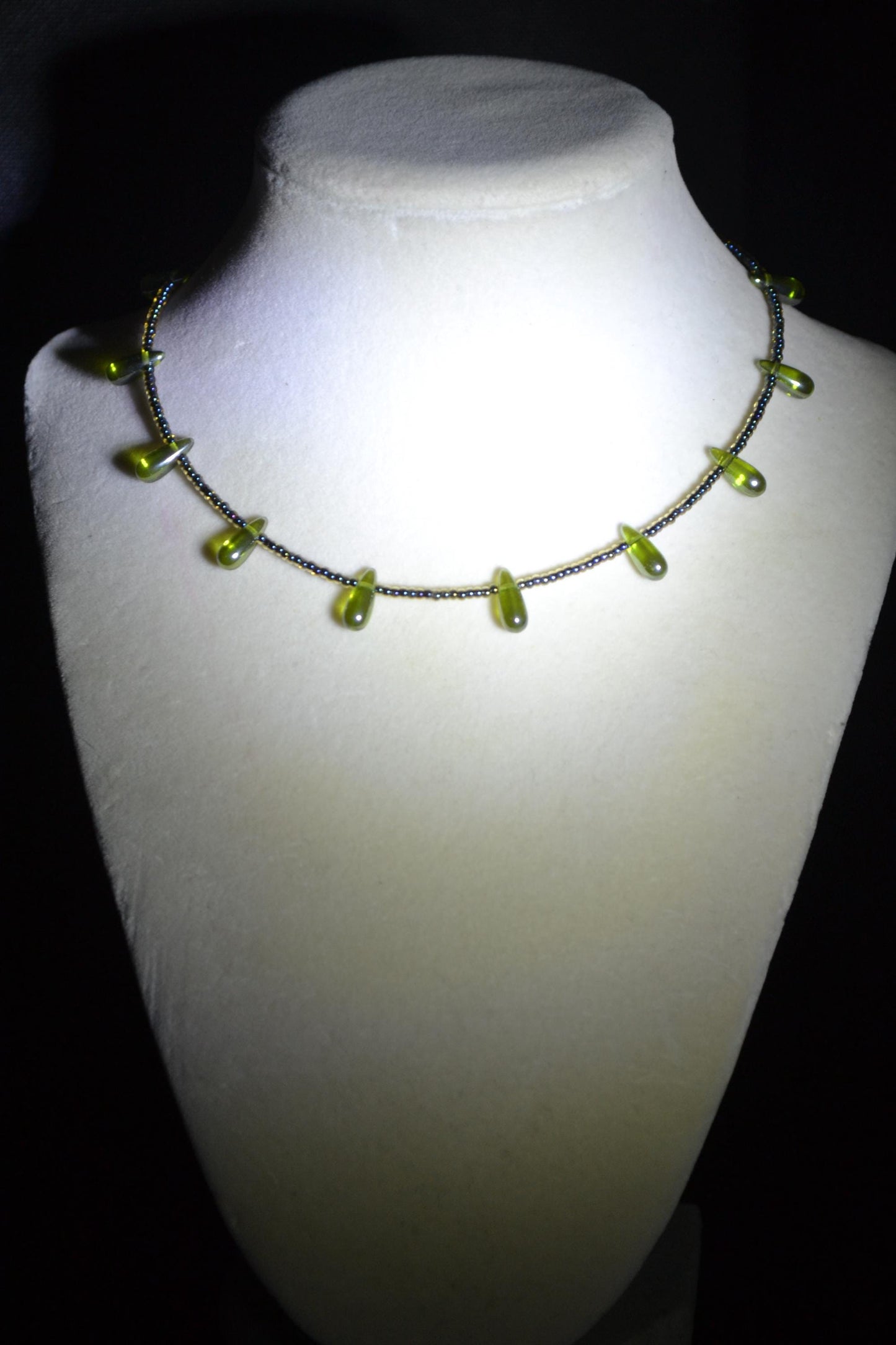 Multicolor glass bead choker. Black and forest green