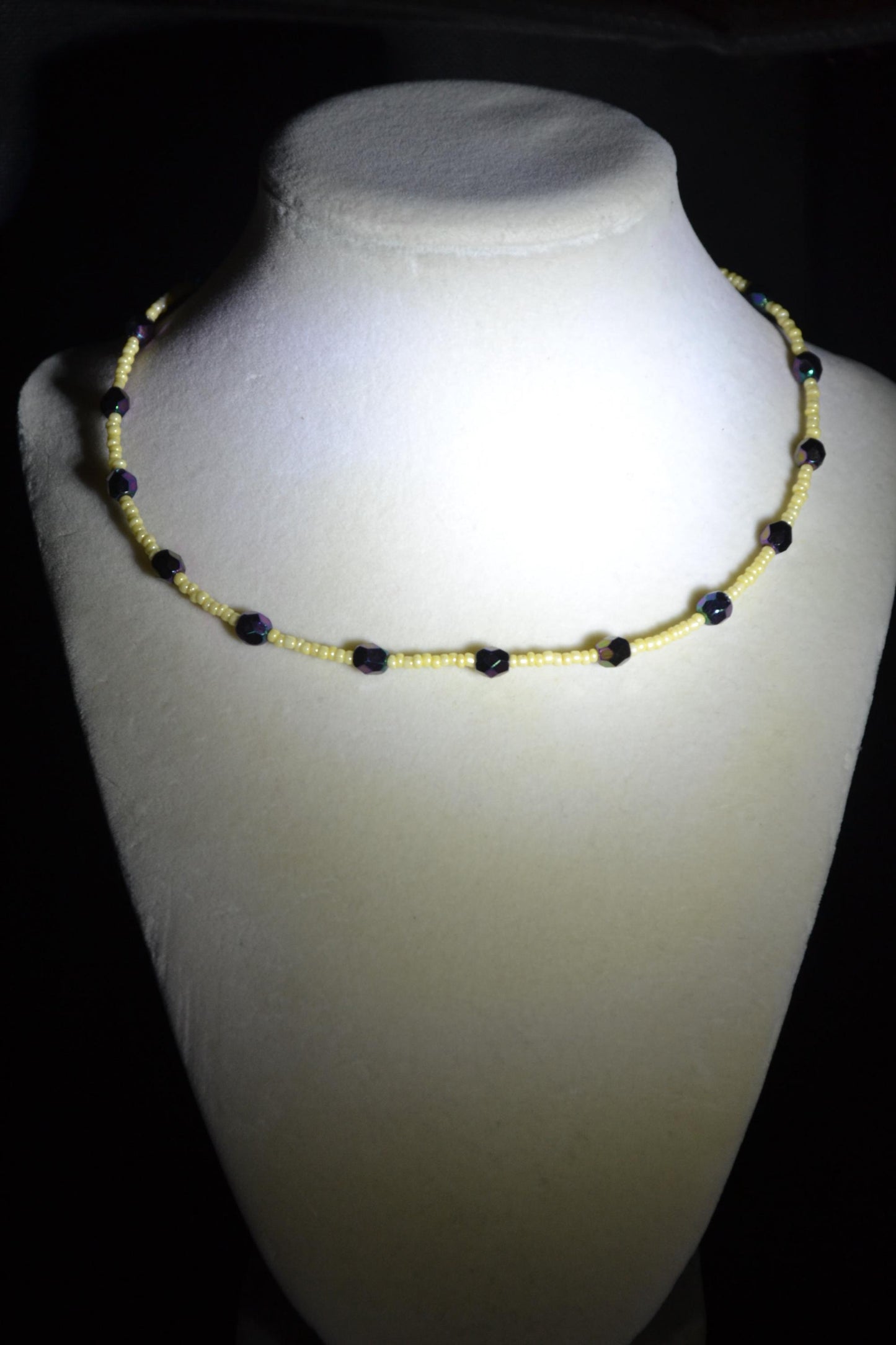 Multicolor glass bead choker. Yellow and metallic black