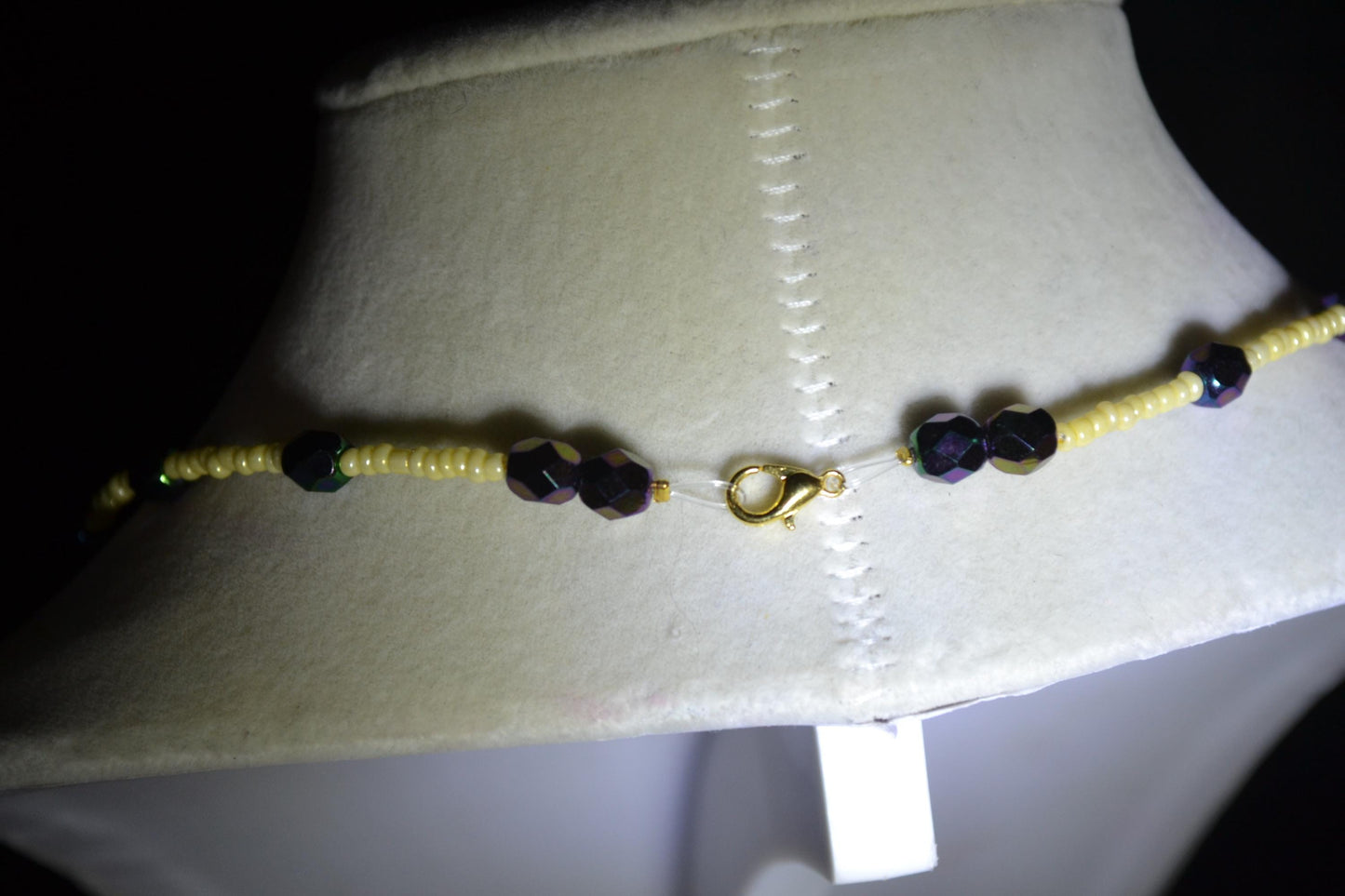 Multicolor glass bead choker. Yellow and metallic black