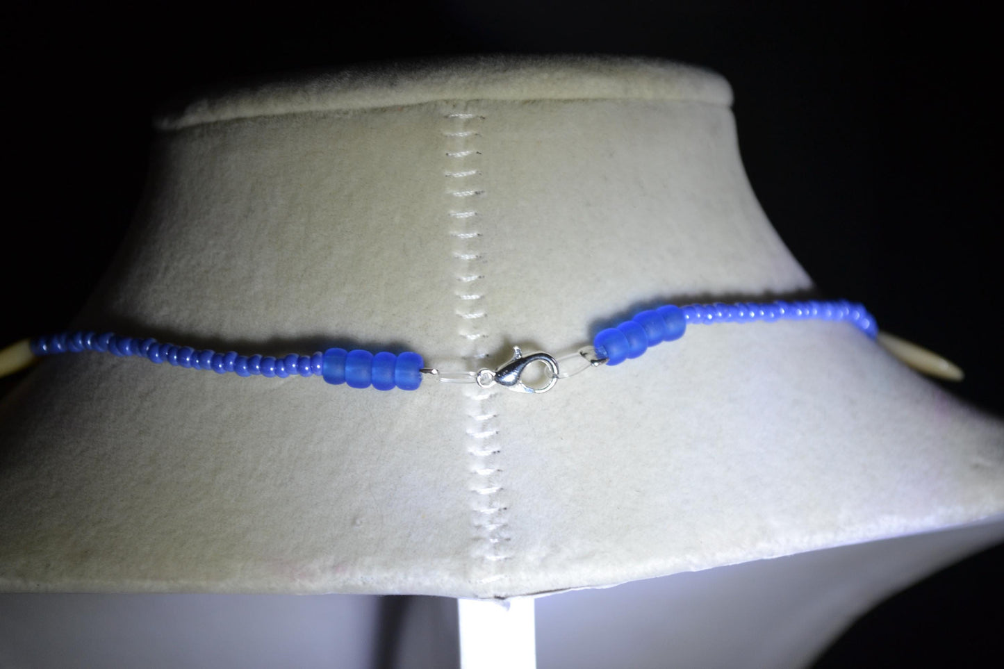 Multicolor glass bead choker. Beige and periwinkle