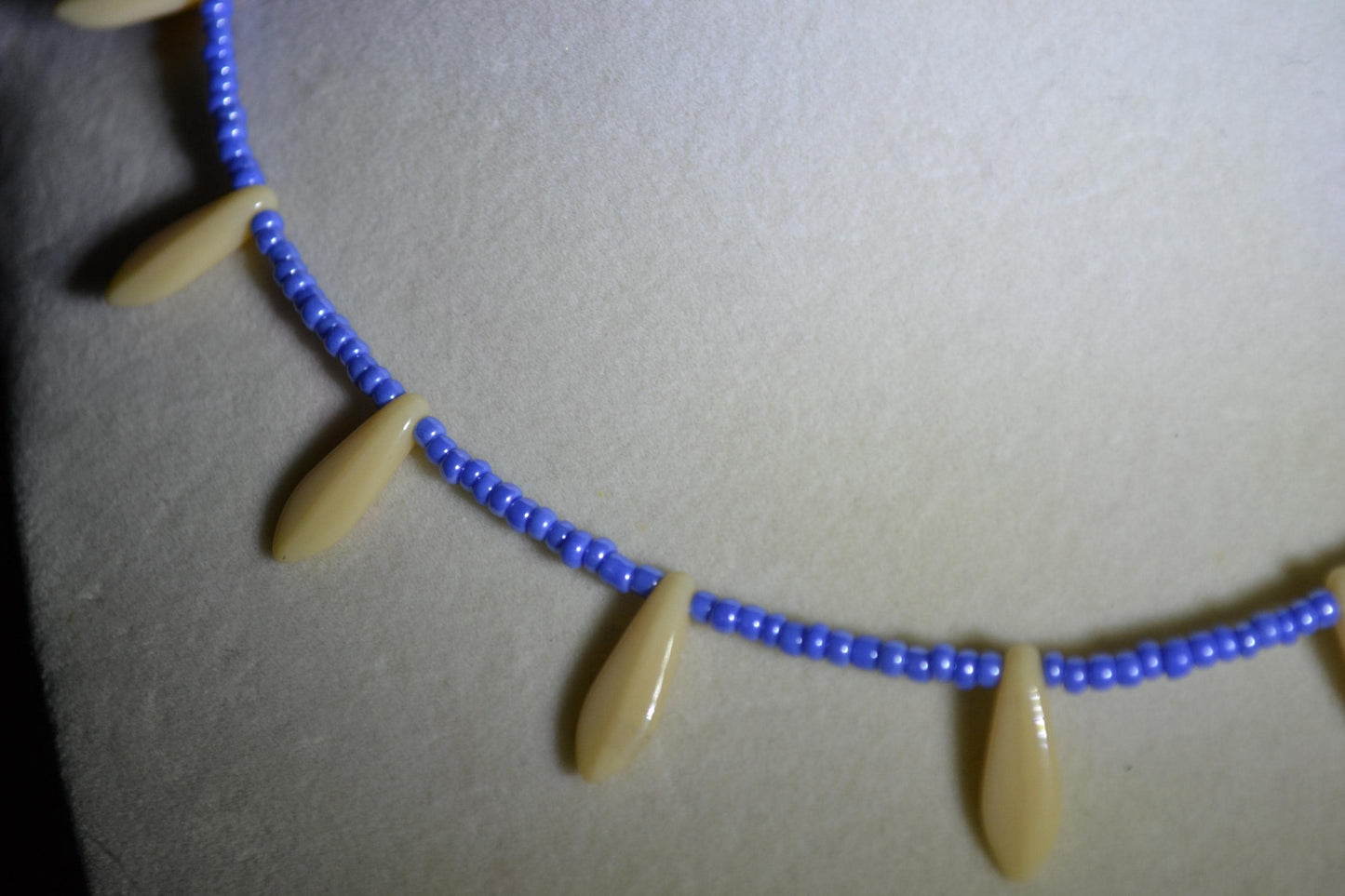Multicolor glass bead choker. Beige and periwinkle