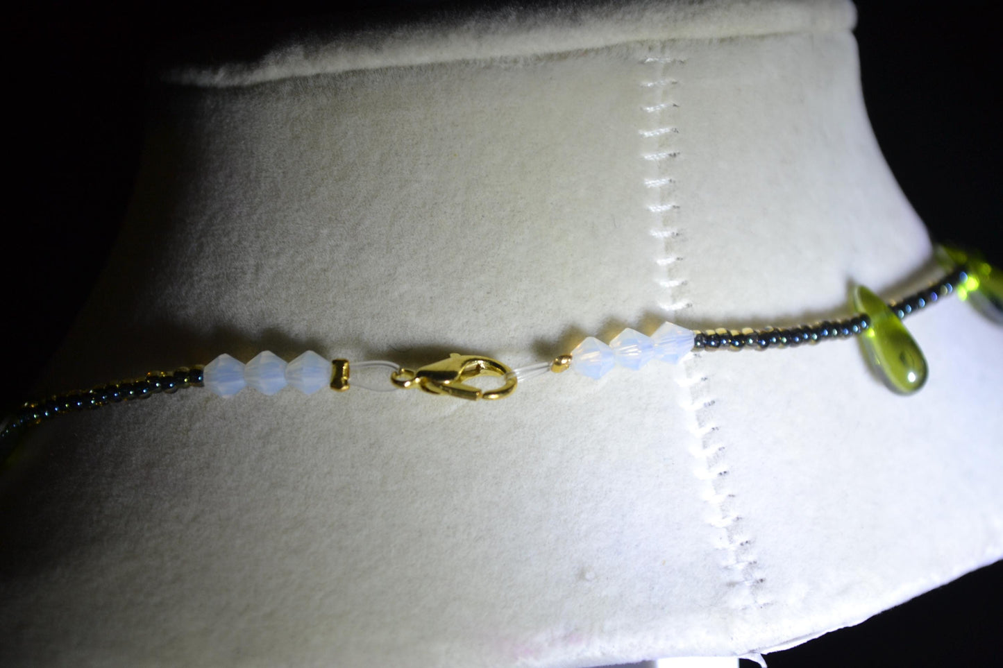 Multicolor glass bead choker. Black and forest green