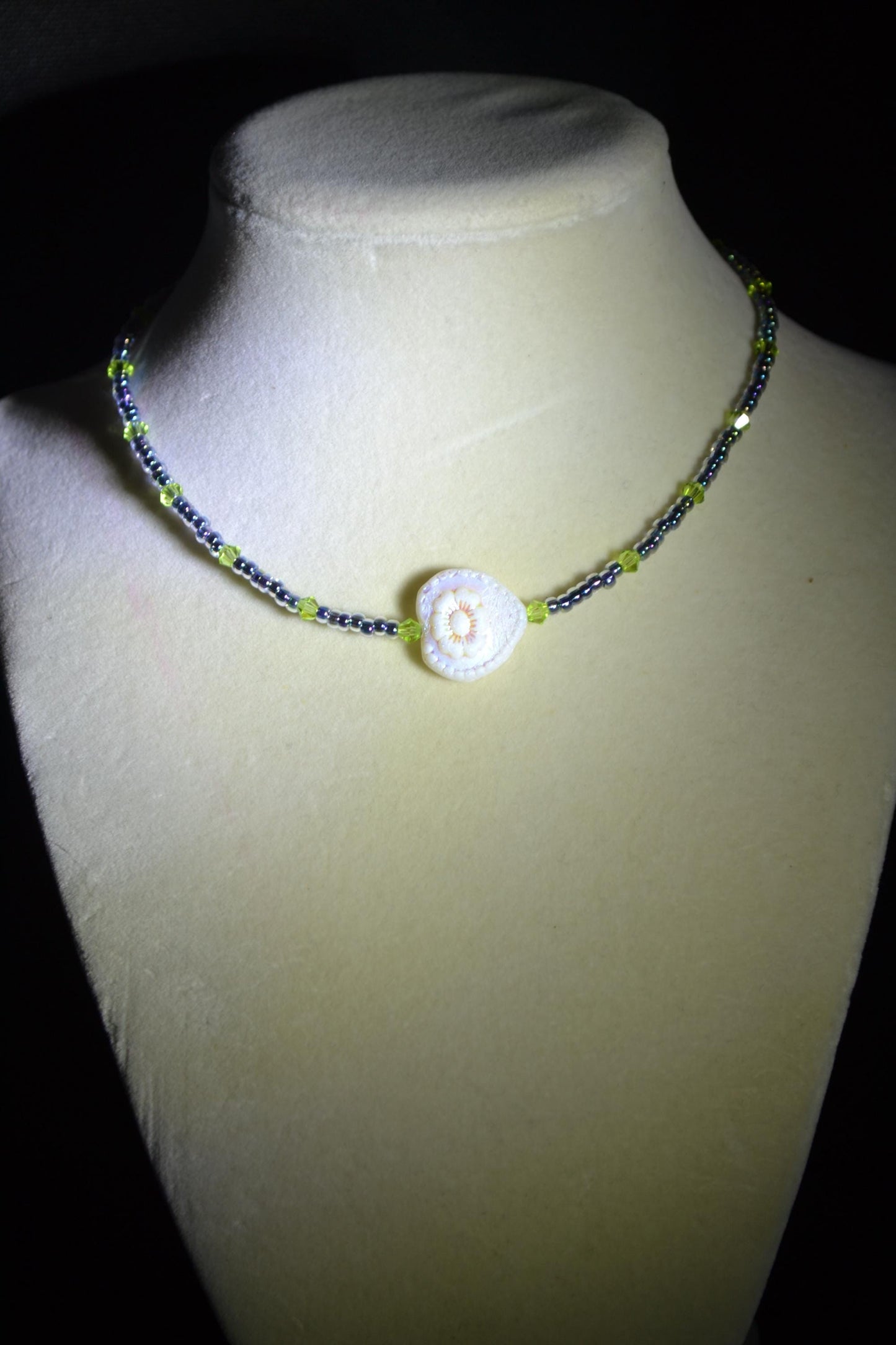 Multicolor glass bead choker. Chameleon and green Swarovski