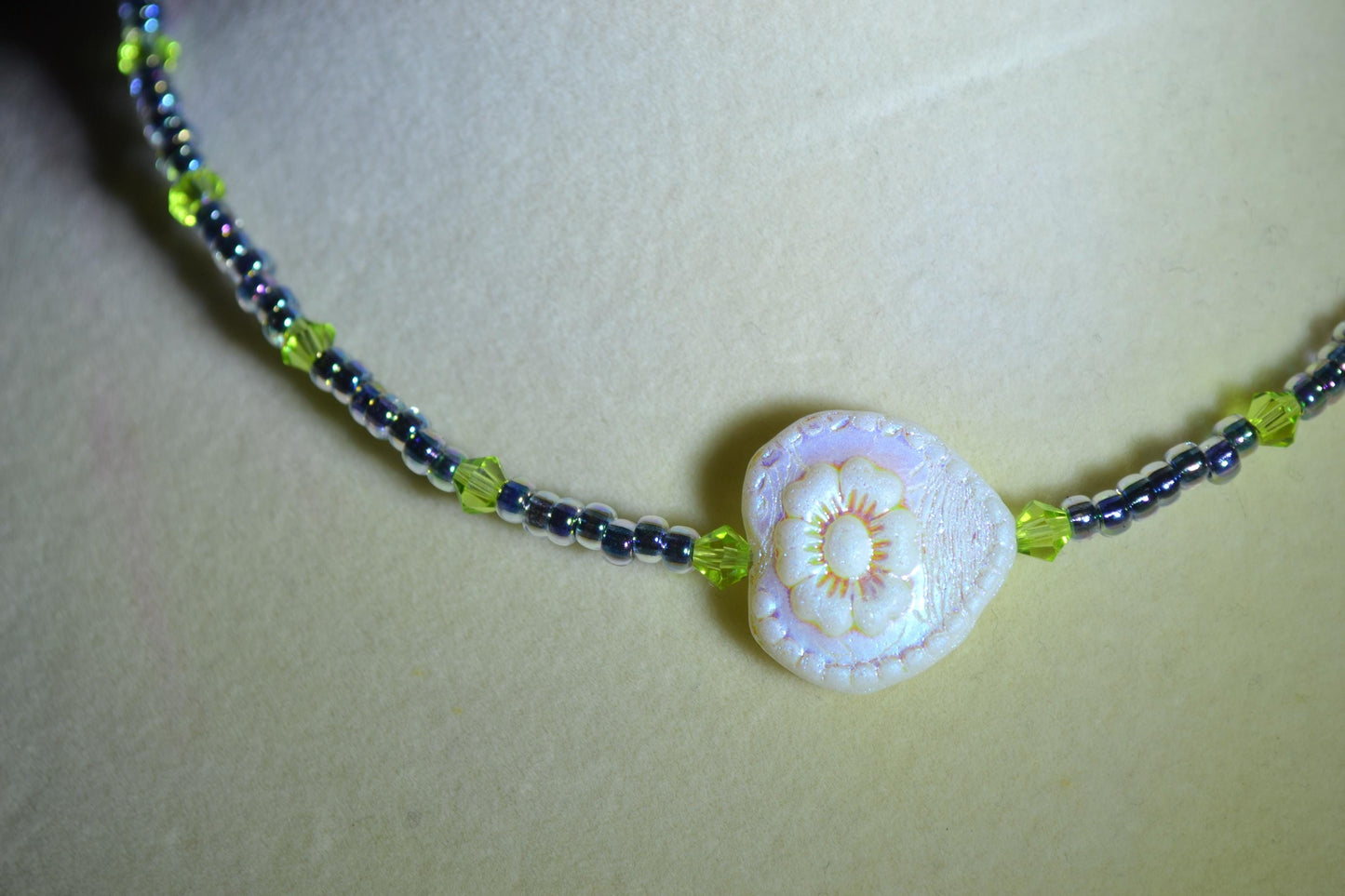 Multicolor glass bead choker. Chameleon and green Swarovski