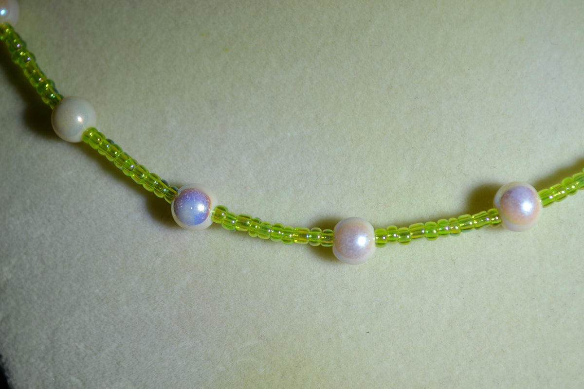 Multicolor glass bead necklace. Green and iridescent pearl