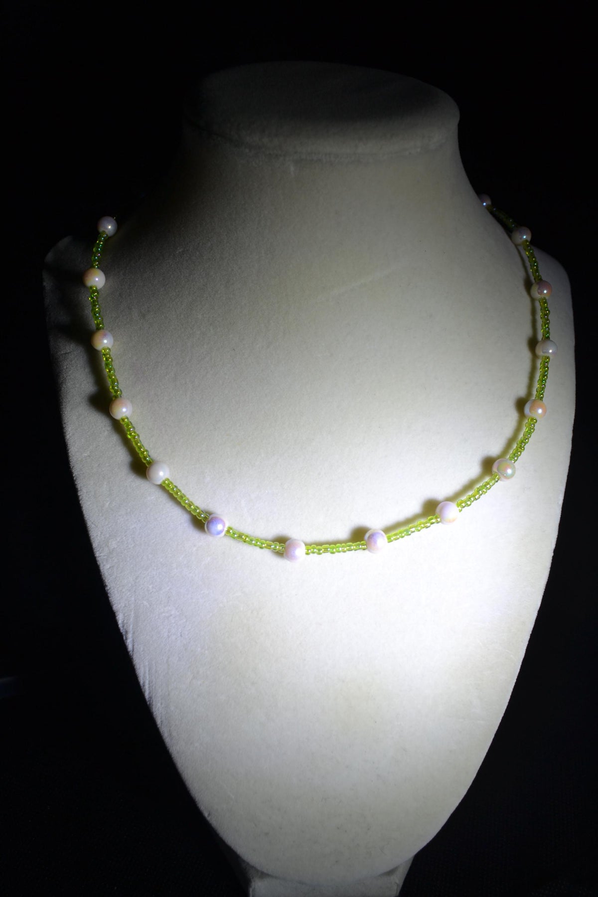 Multicolor glass bead necklace. Green and iridescent pearl