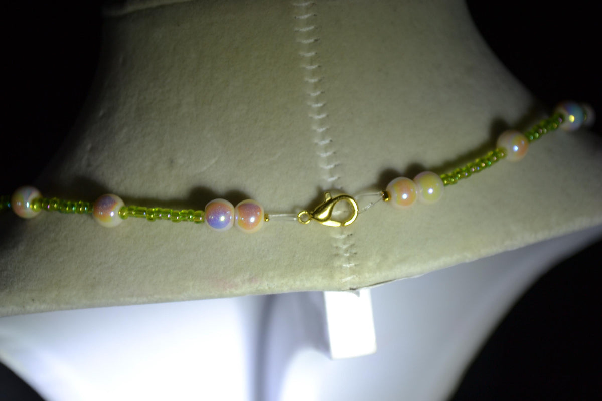 Multicolor glass bead necklace. Green and iridescent pearl