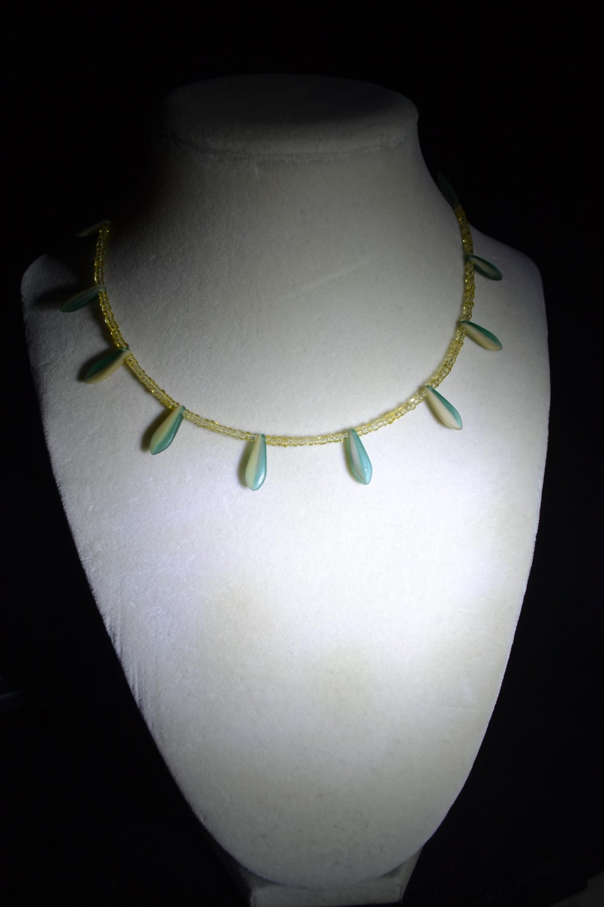 Multicolor glass bead choker. Sand and teal