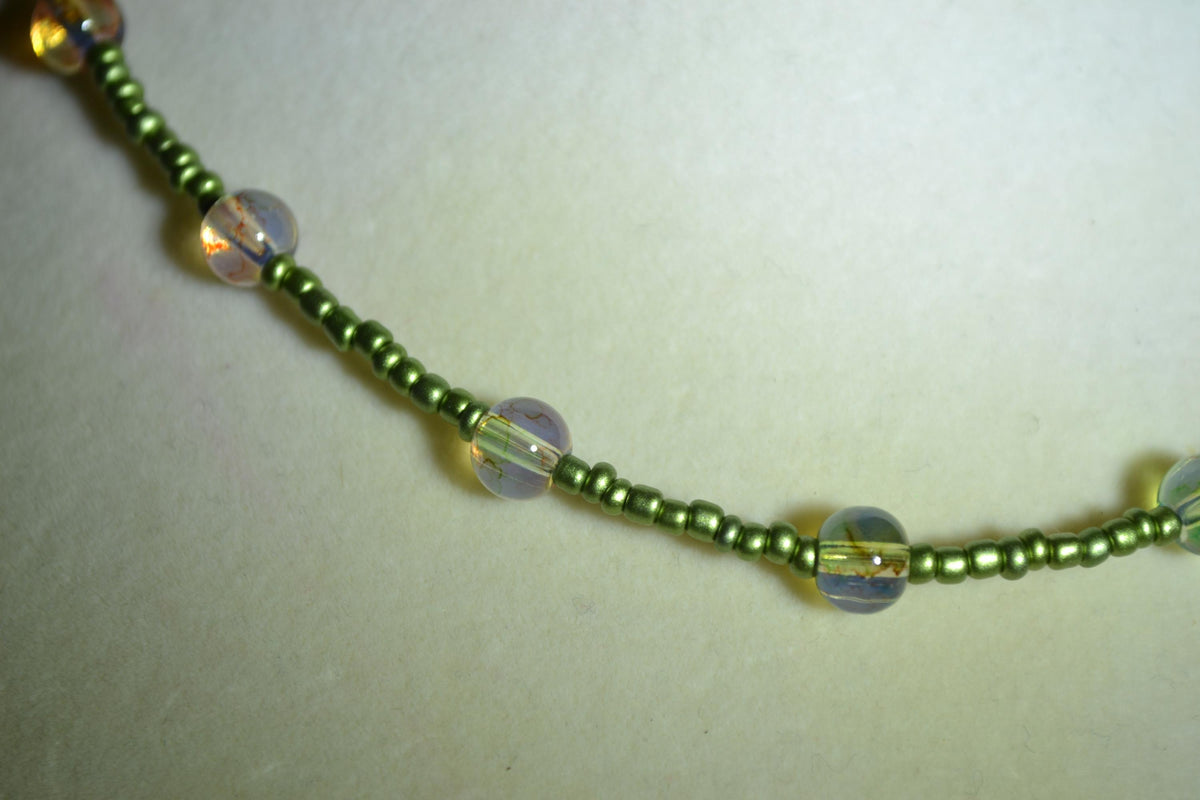 Multicolor glass bead choker. Metallic green and topaz
