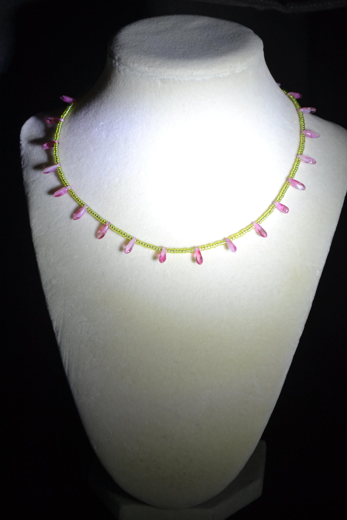 Multicolor glass bead choker. Lime and raspberry