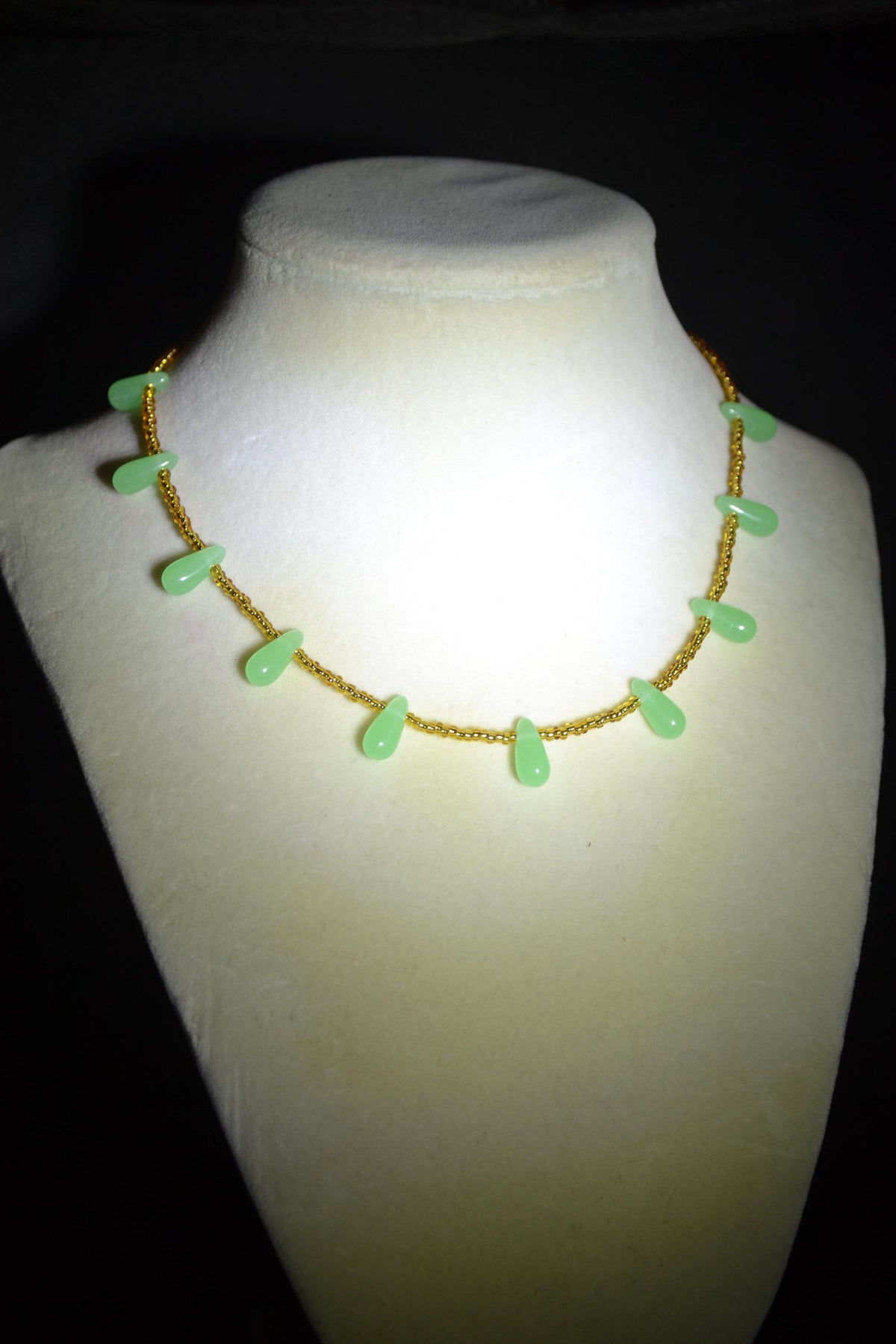 Multicolor glass bead choker. Jadeite and gold