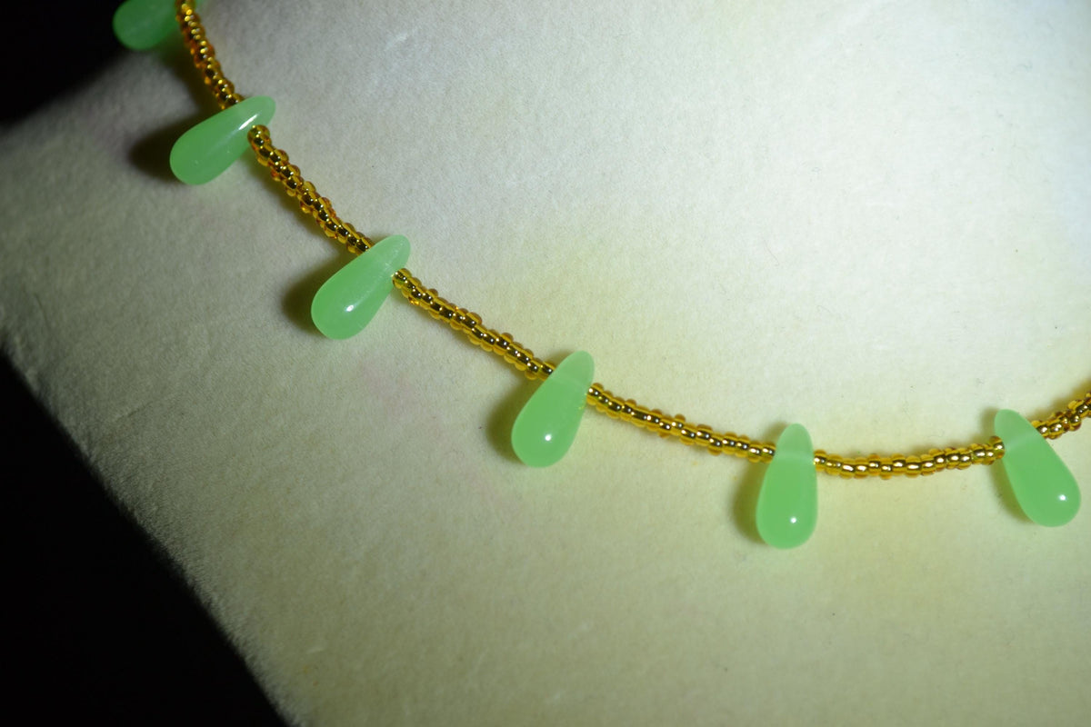 Multicolor glass bead choker. Jadeite and gold