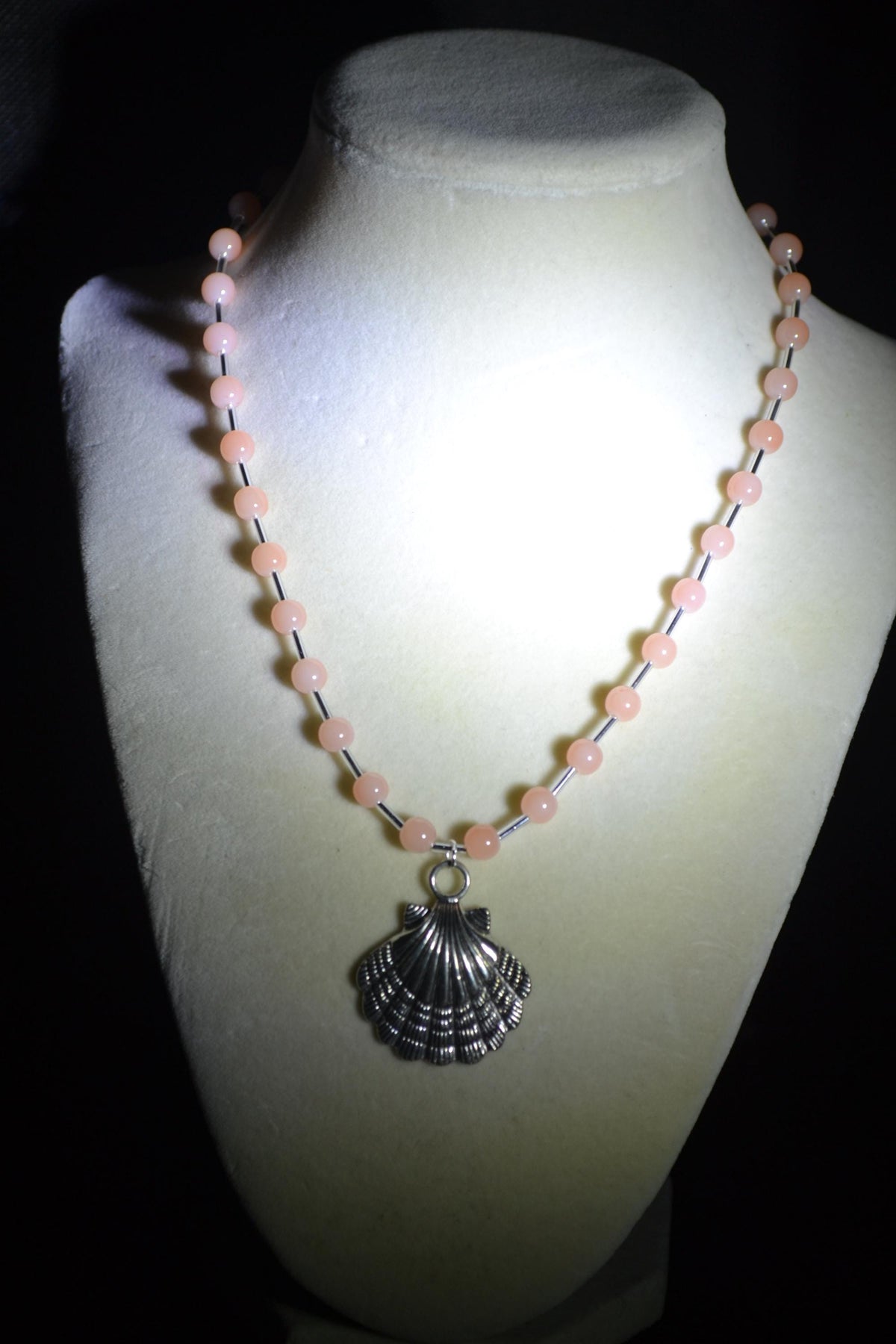 Silver sea shell pendant glass bead necklace. Coral and silver