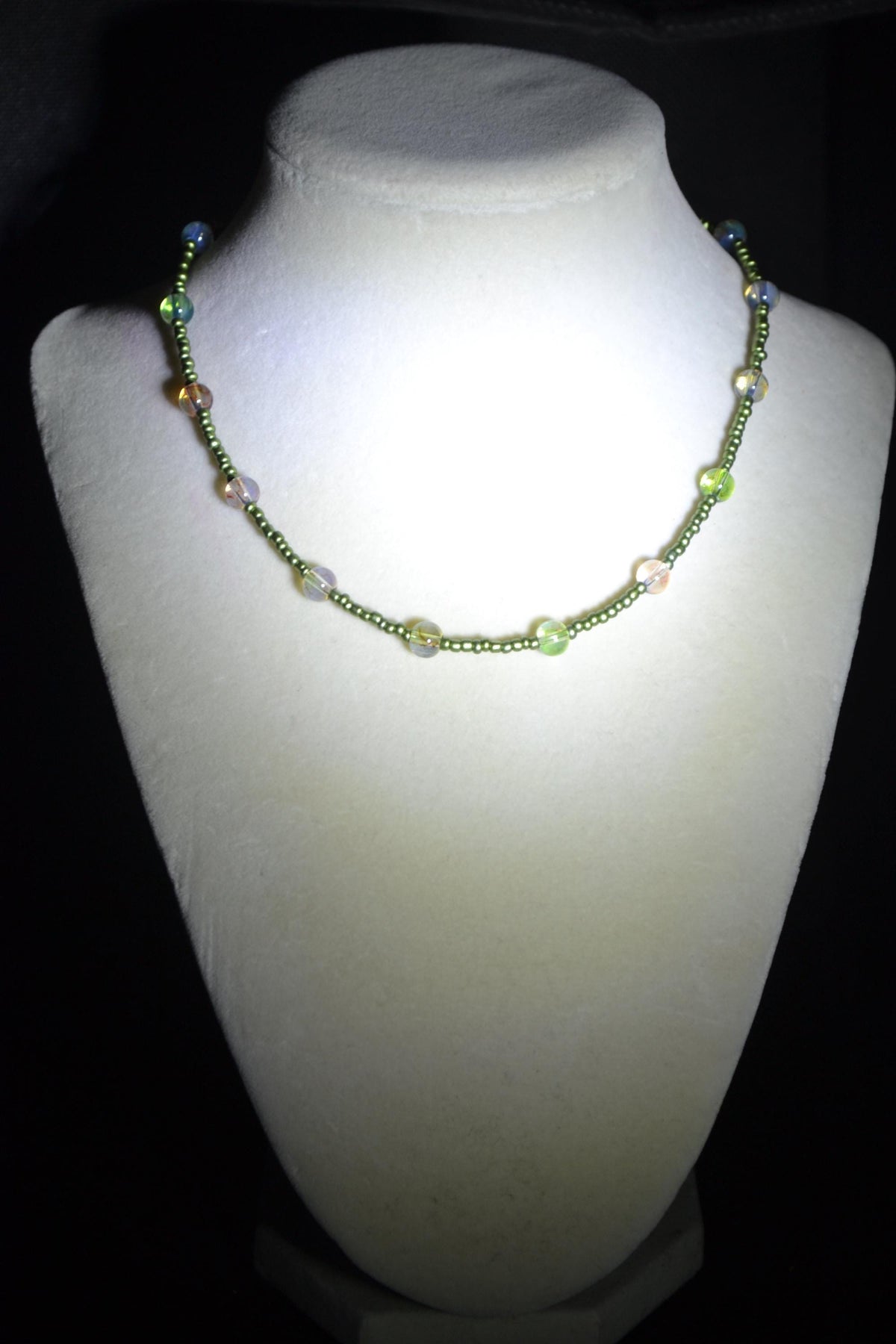 Multicolor glass bead choker. Metallic green and topaz