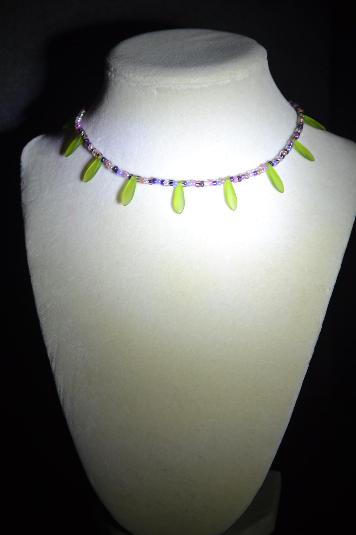 Multicolor glass bead choker. Purples and frosted green