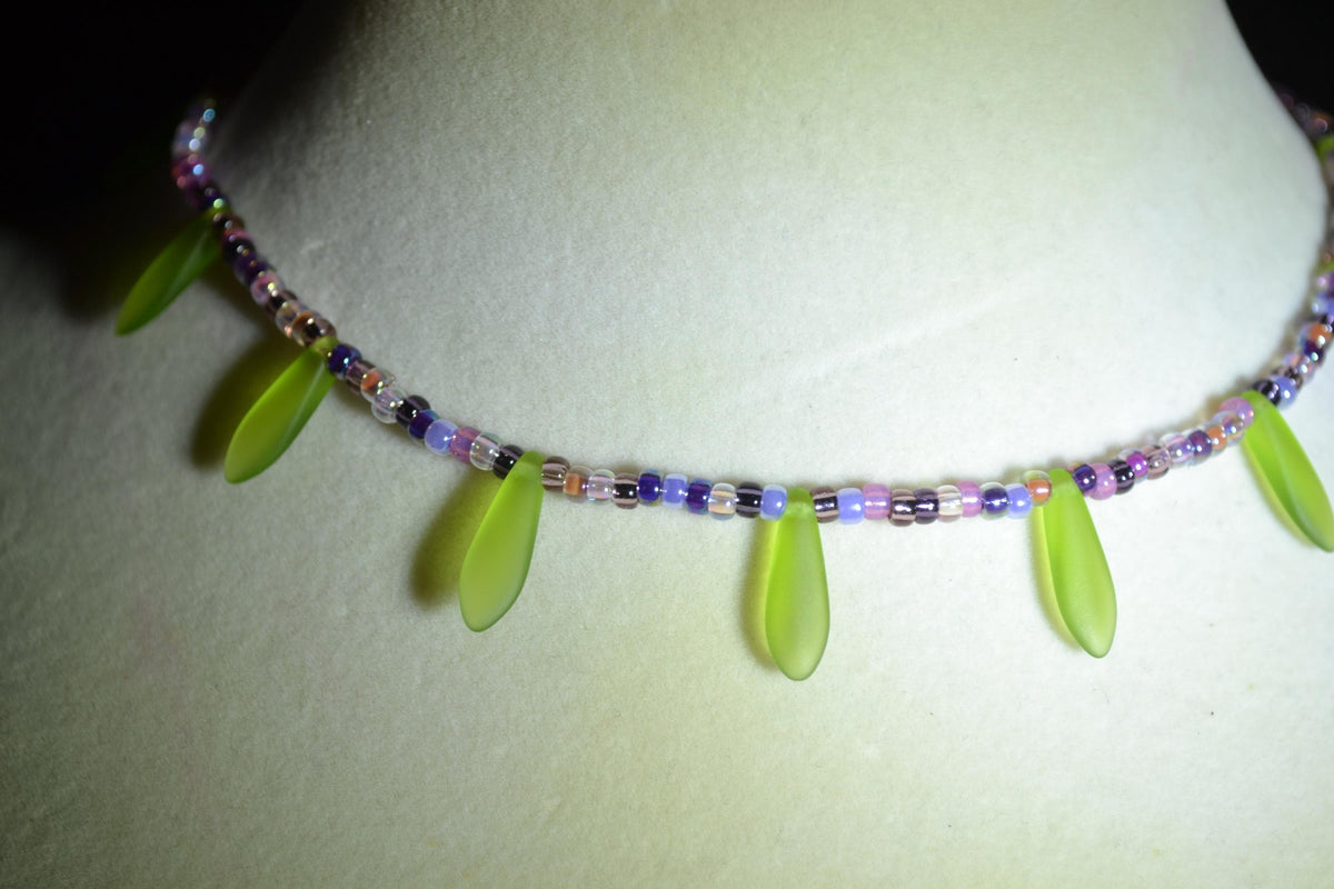 Multicolor glass bead choker. Purples and frosted green