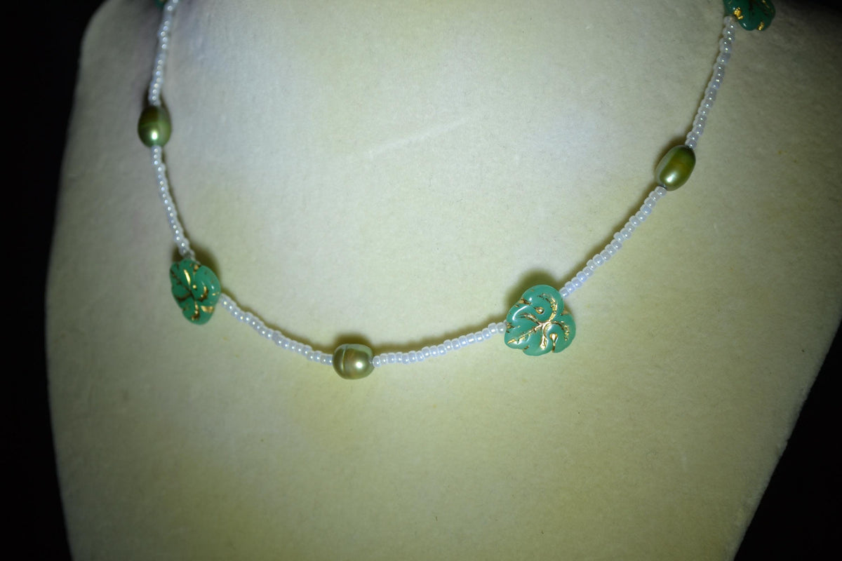 Multicolor glass bead choker. Monstera and pearl