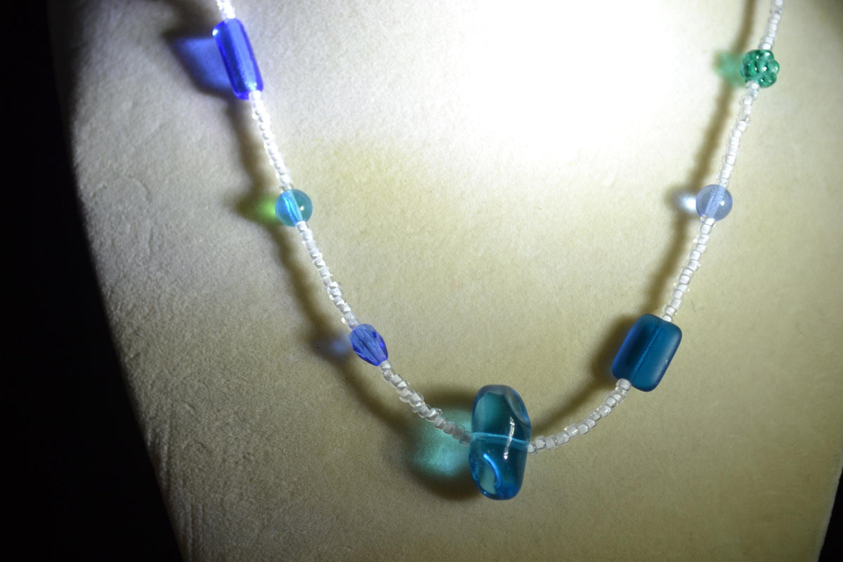 Multicolor glass bead necklace. Chunky blues and white