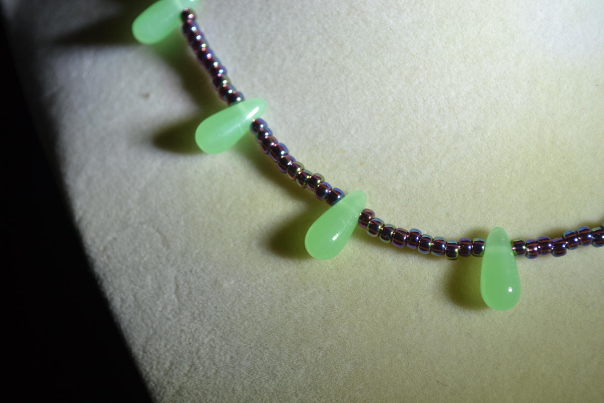 Multicolor glass bead choker. Amethyst and opaque green drops