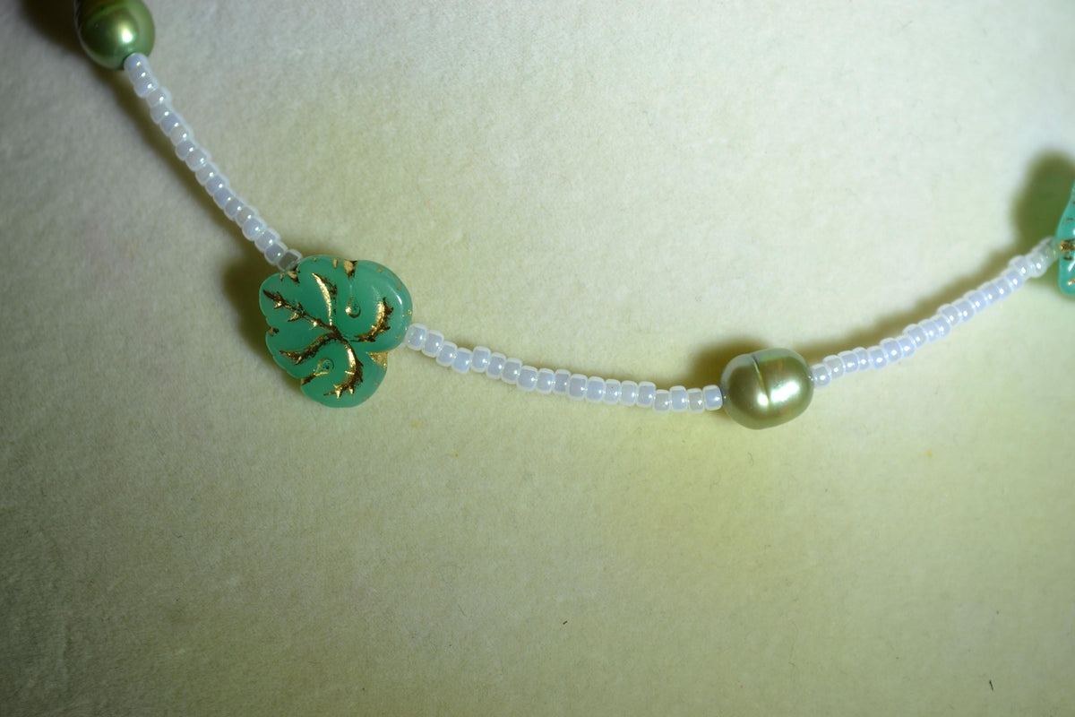 Multicolor glass bead choker. Monstera and pearl