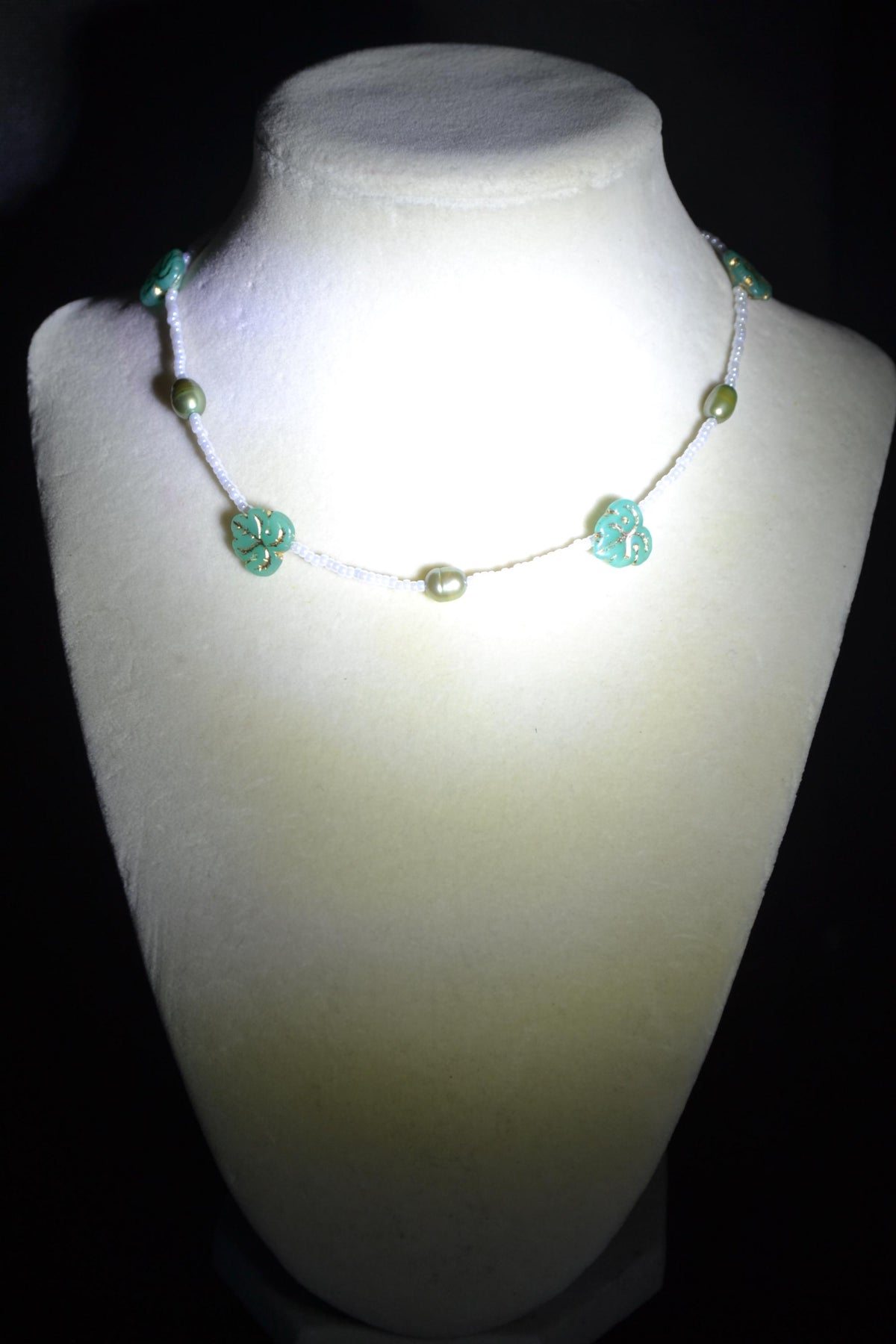 Multicolor glass bead choker. Monstera and pearl