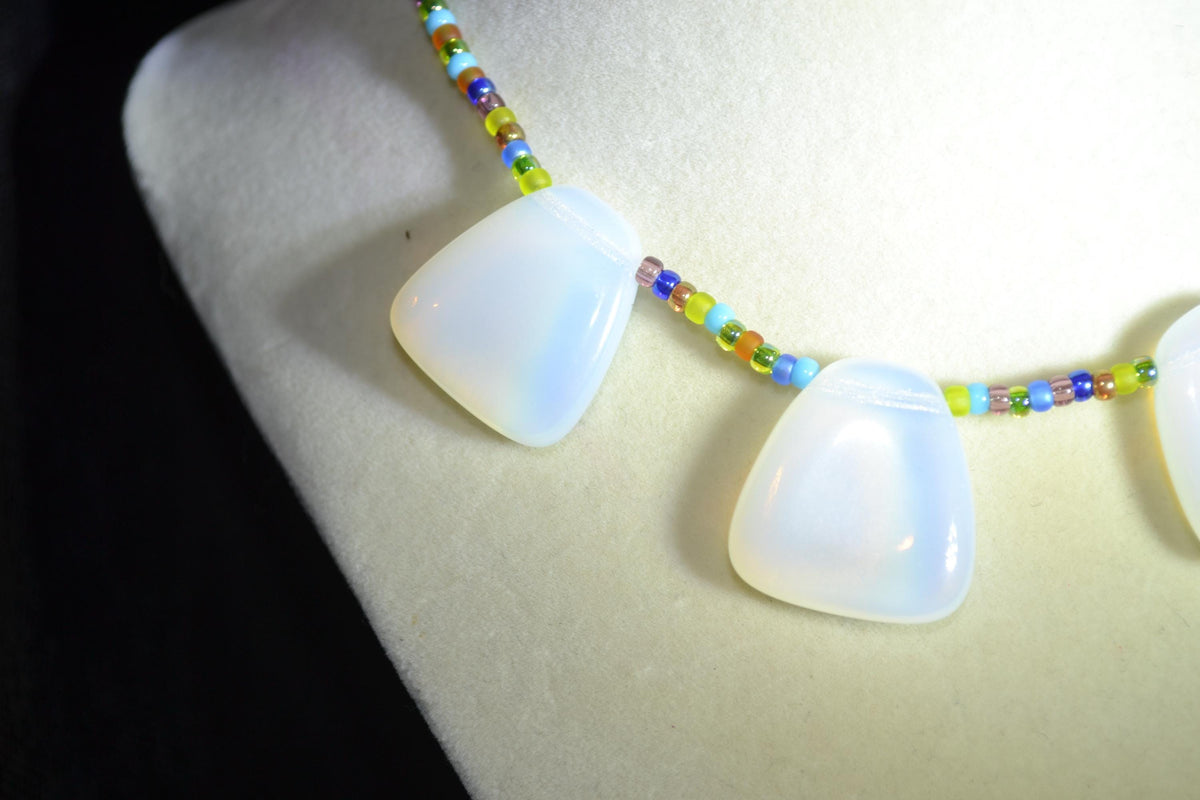 Multicolor glass bead choker. Moonstones and fiesta