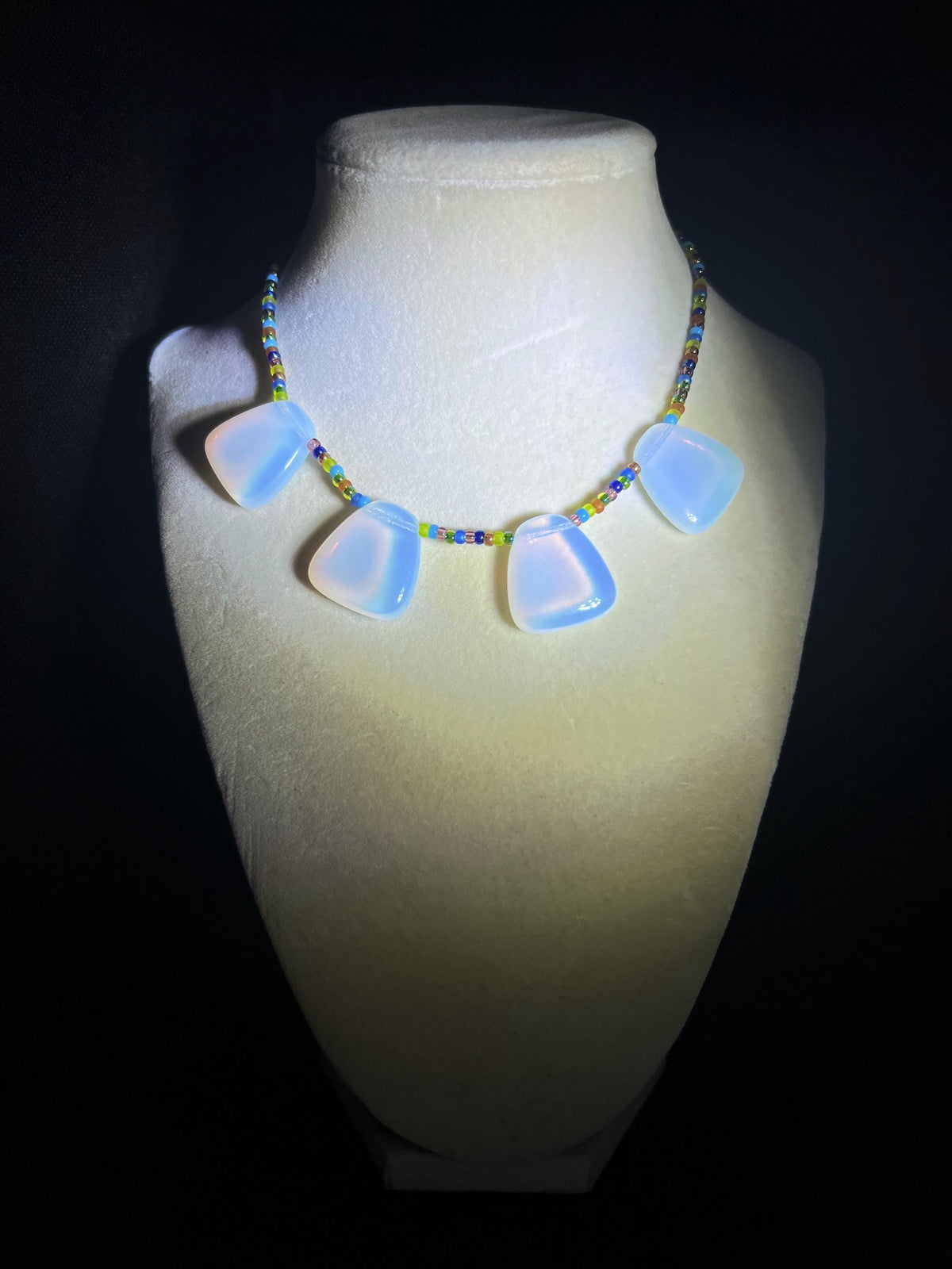 Multicolor glass bead choker. Moonstones and fiesta