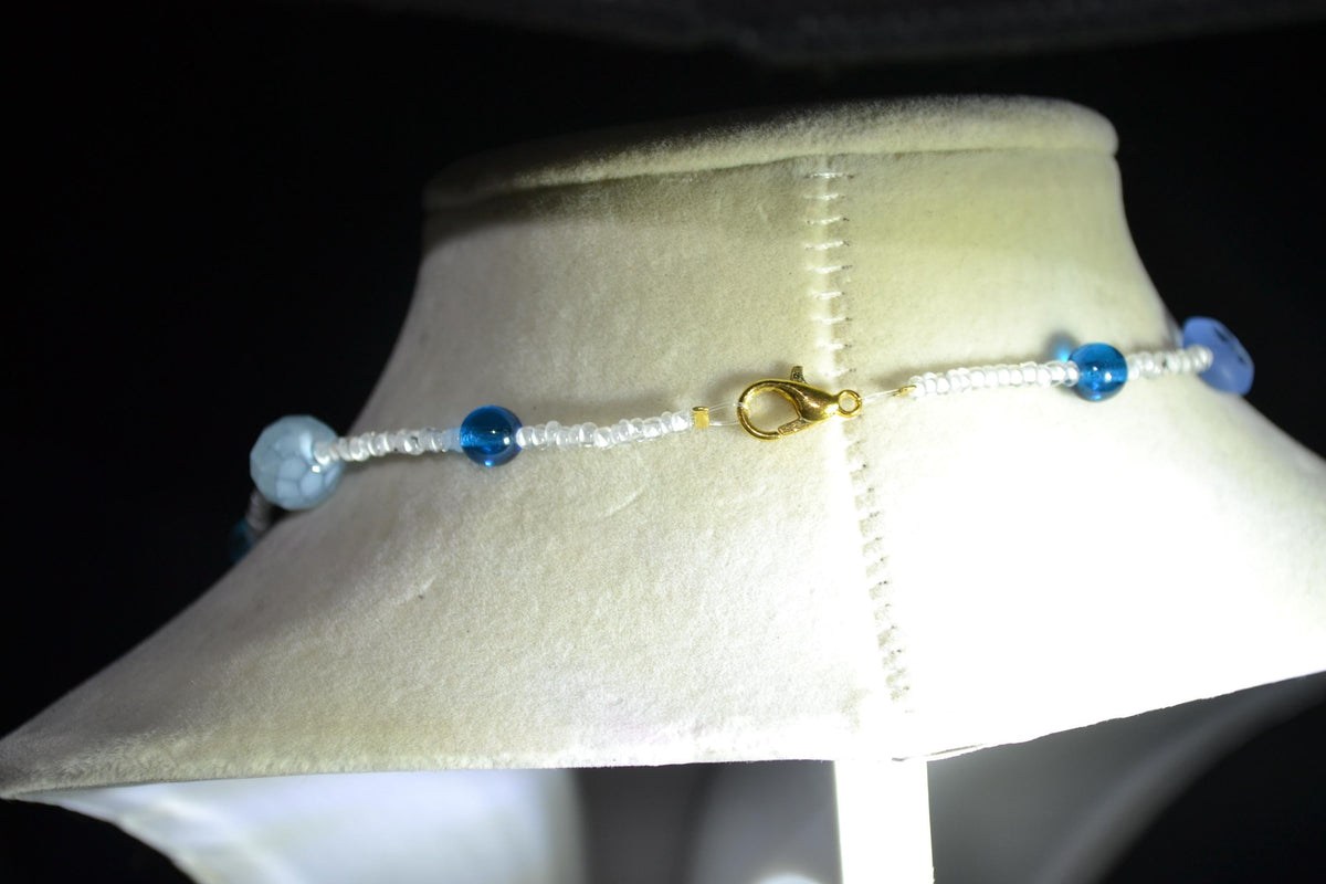 Multicolor glass bead necklace. Chunky blues and white