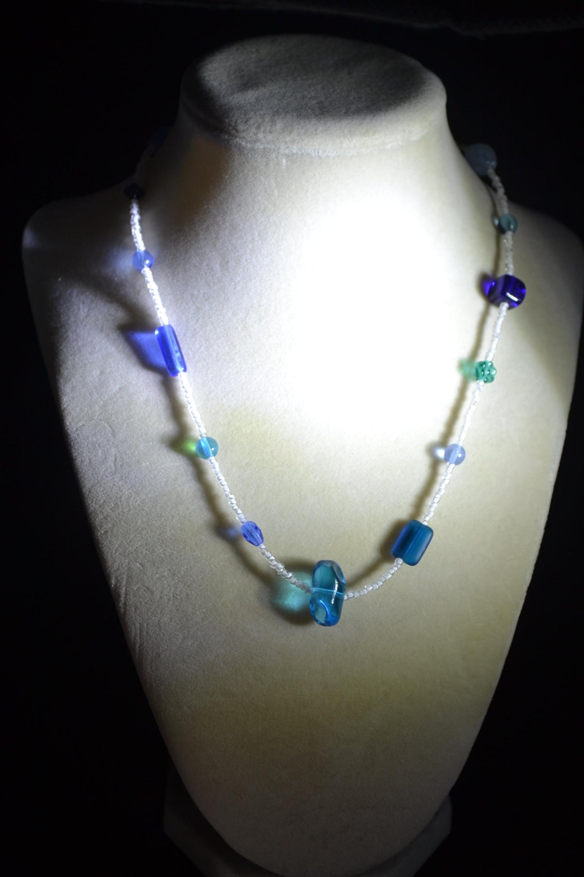 Multicolor glass bead necklace. Chunky blues and white