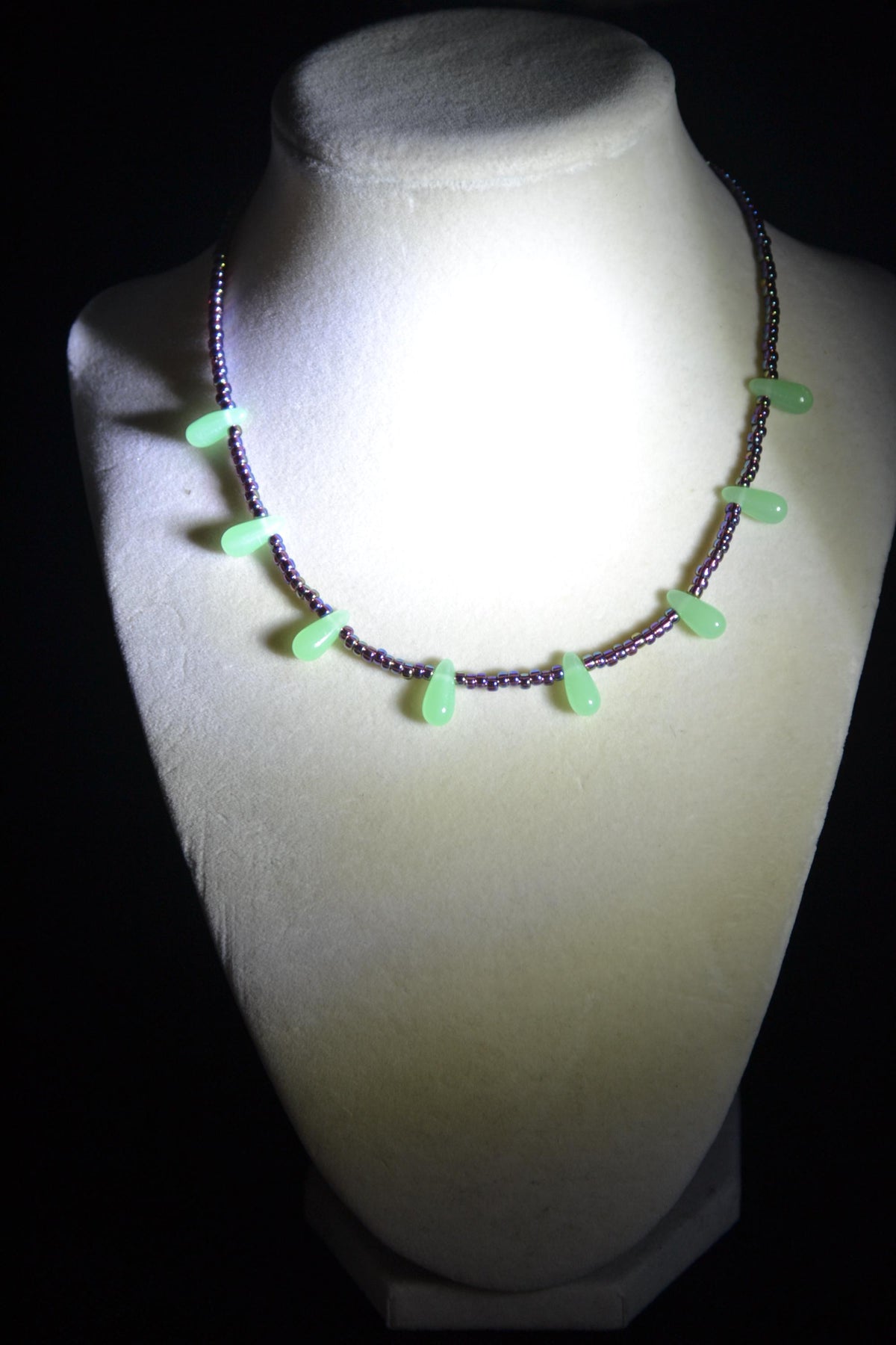 Multicolor glass bead choker. Amethyst and opaque green drops