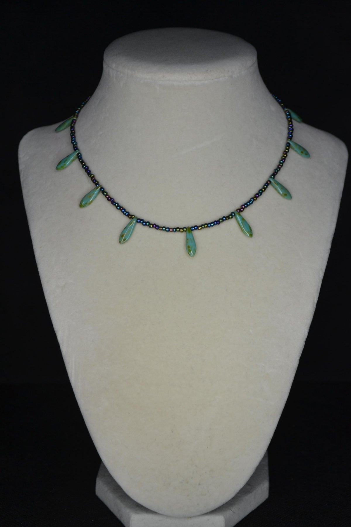 Multicolor glass bead choker. Turquoise daggers and oil spill