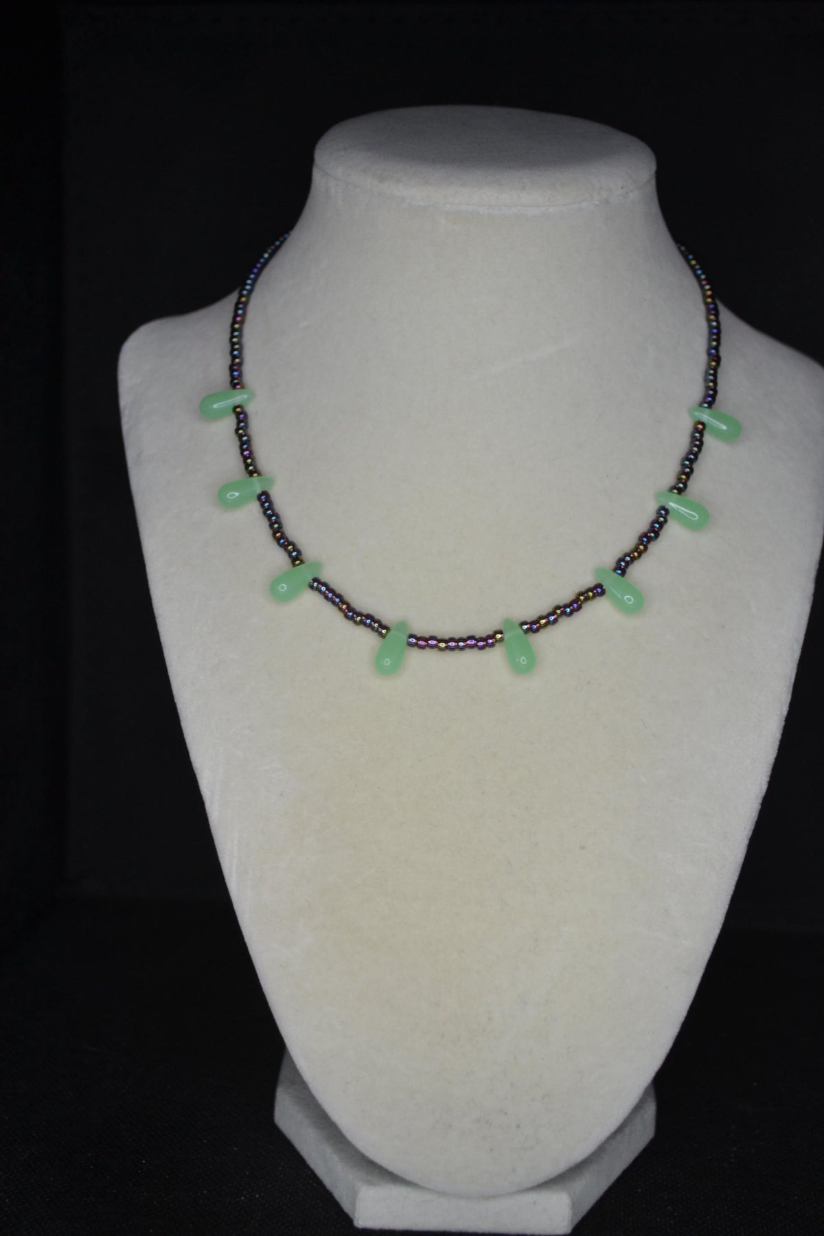 Multicolor glass bead choker. Amethyst and opaque green drops