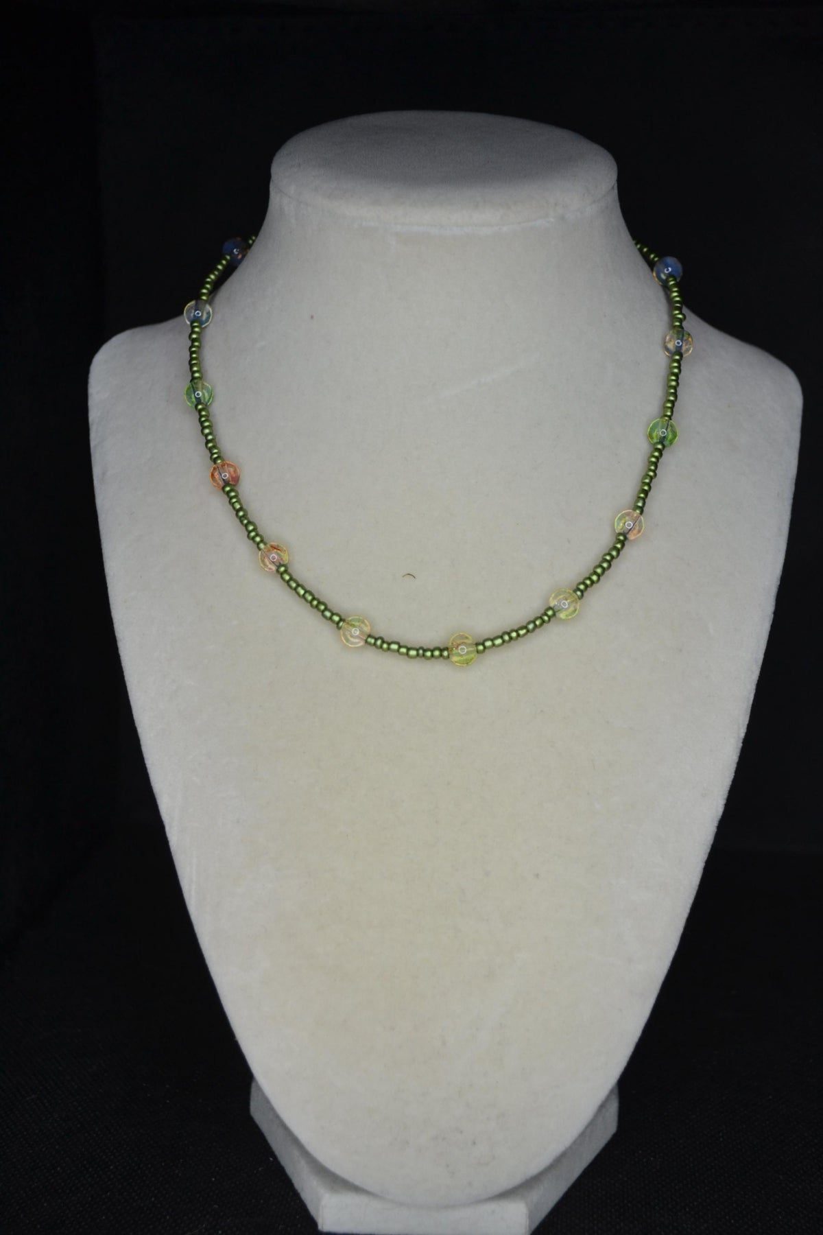 Multicolor glass bead choker. Metallic green and topaz